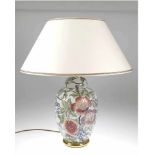 Tischlampe, 2-flammig, vasenförmiger Keramikfuß, mit floralem Blütendekor, heller Schirm,Ges. H.