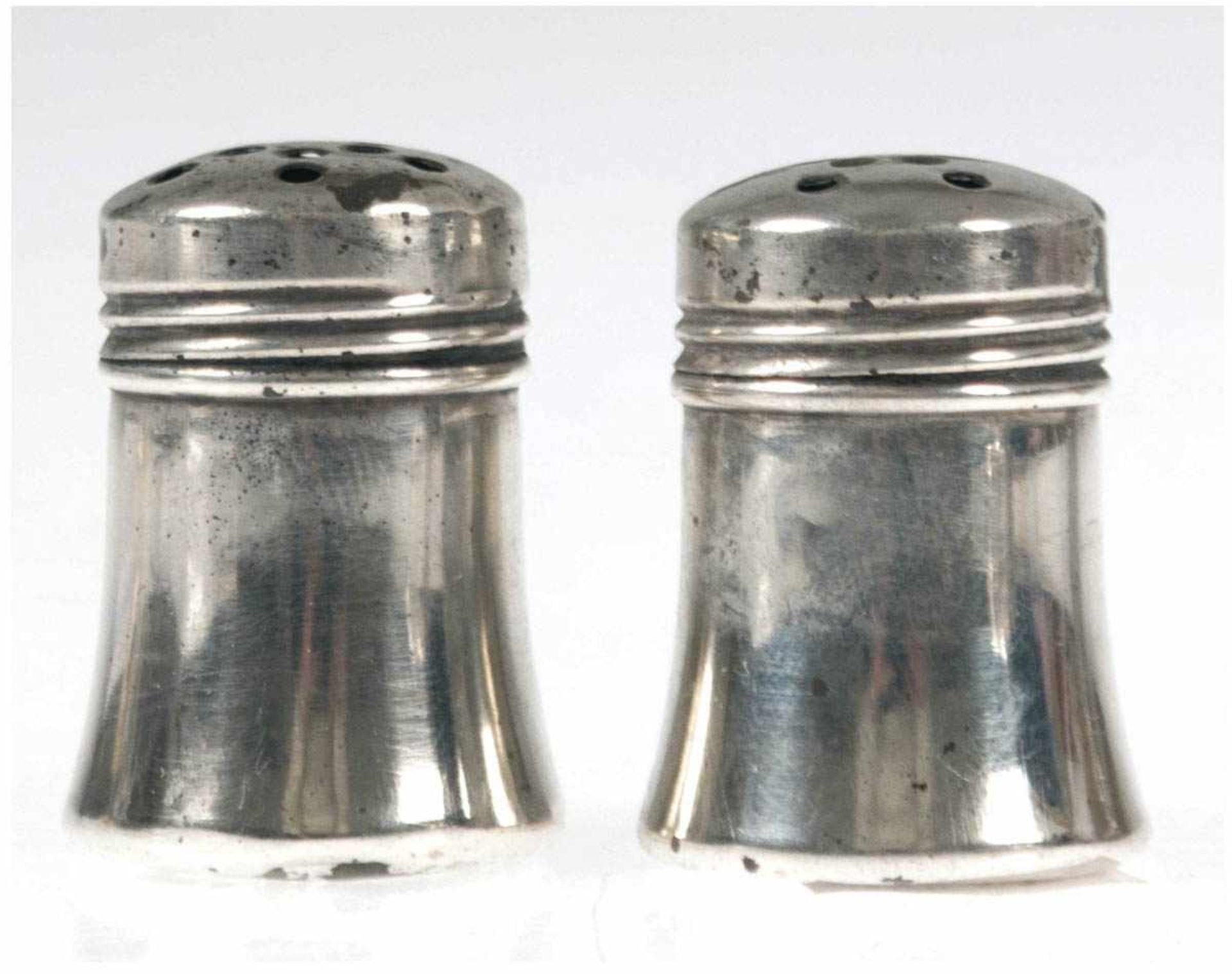Salz- und Pfefferstreuer, 925er Silber, punziert, ca. 11 g, Gebrauchspuren, H. 3,2 cm- - -23.80 %