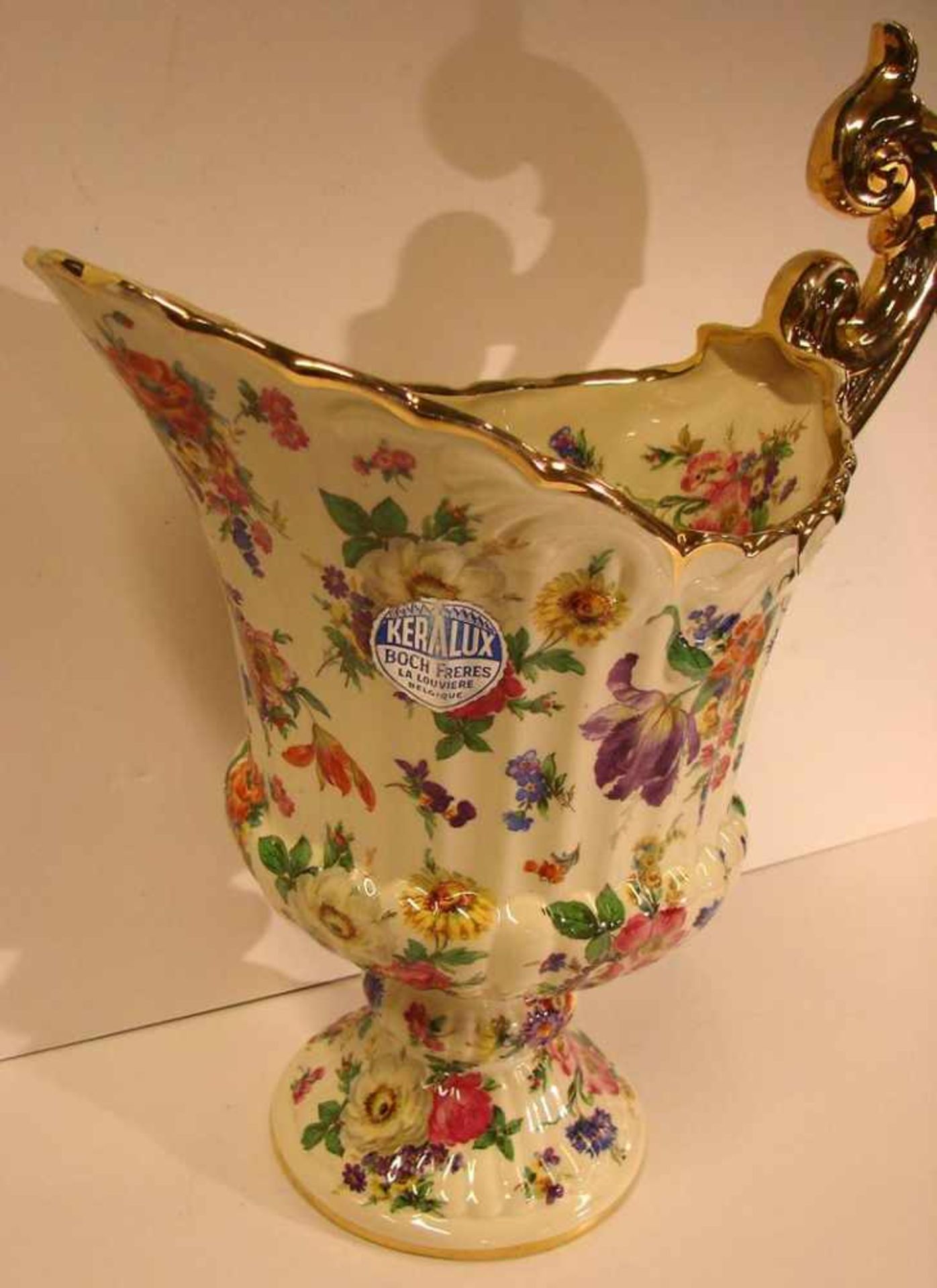 Karaffe, Keramik, Fleure de Saxe, Keralux, Boch Freres, Belgien, H. ca. 37 cm,Griff goldfarbig ( - Bild 2 aus 3