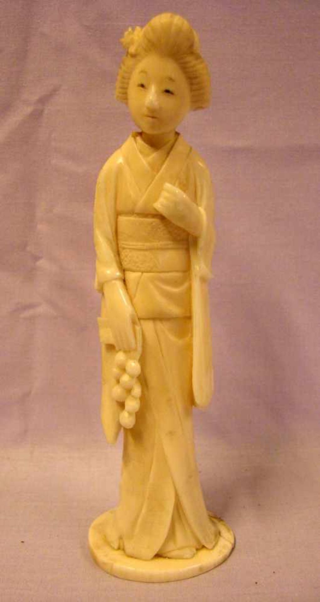 Frau mit Trauben, im Kimono, Bein, geschnitzt, H. ca. 14 cm