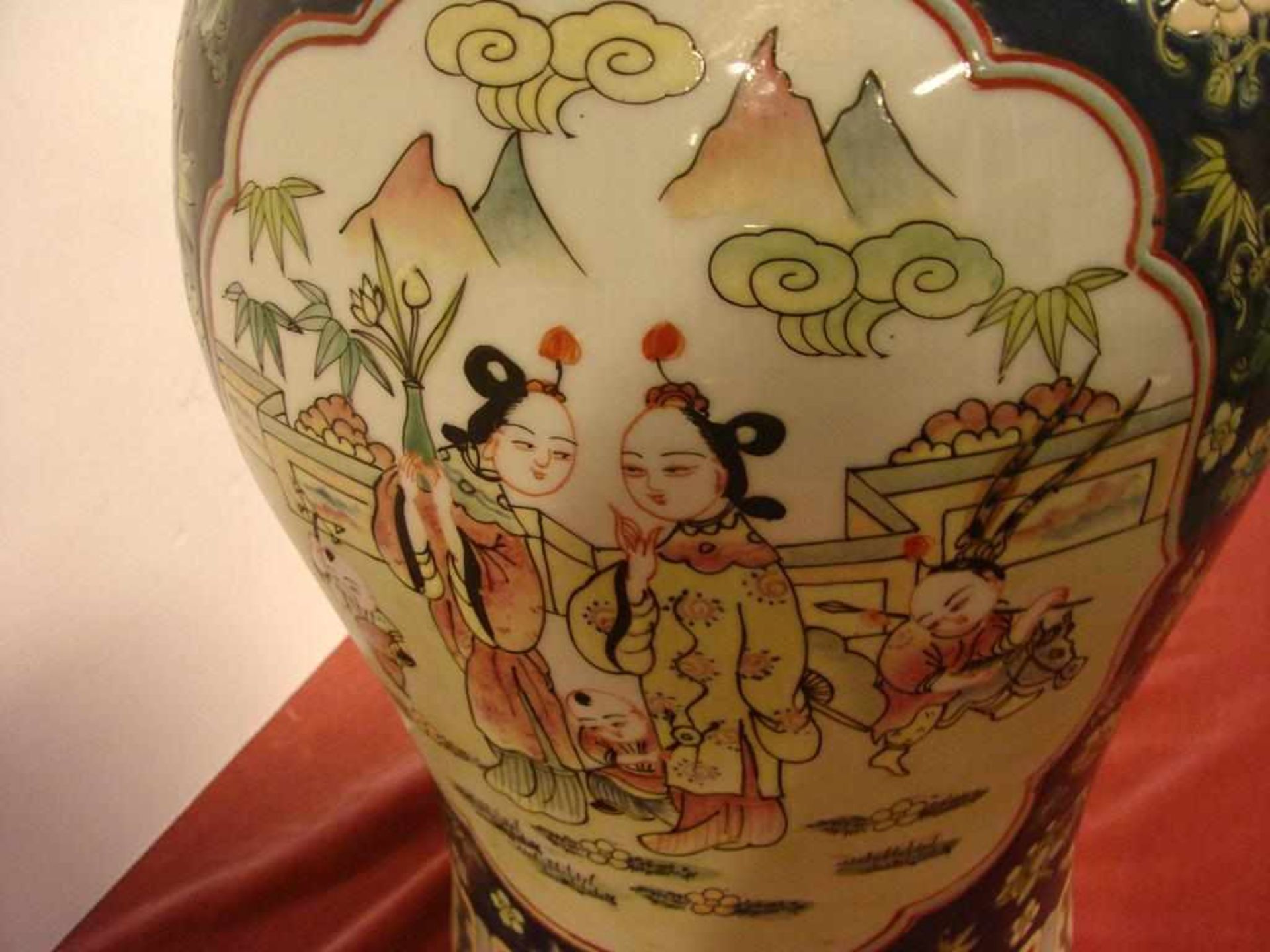 Vase, China, mit Bodensignatur, H. ca. 50 cm - Bild 2 aus 3