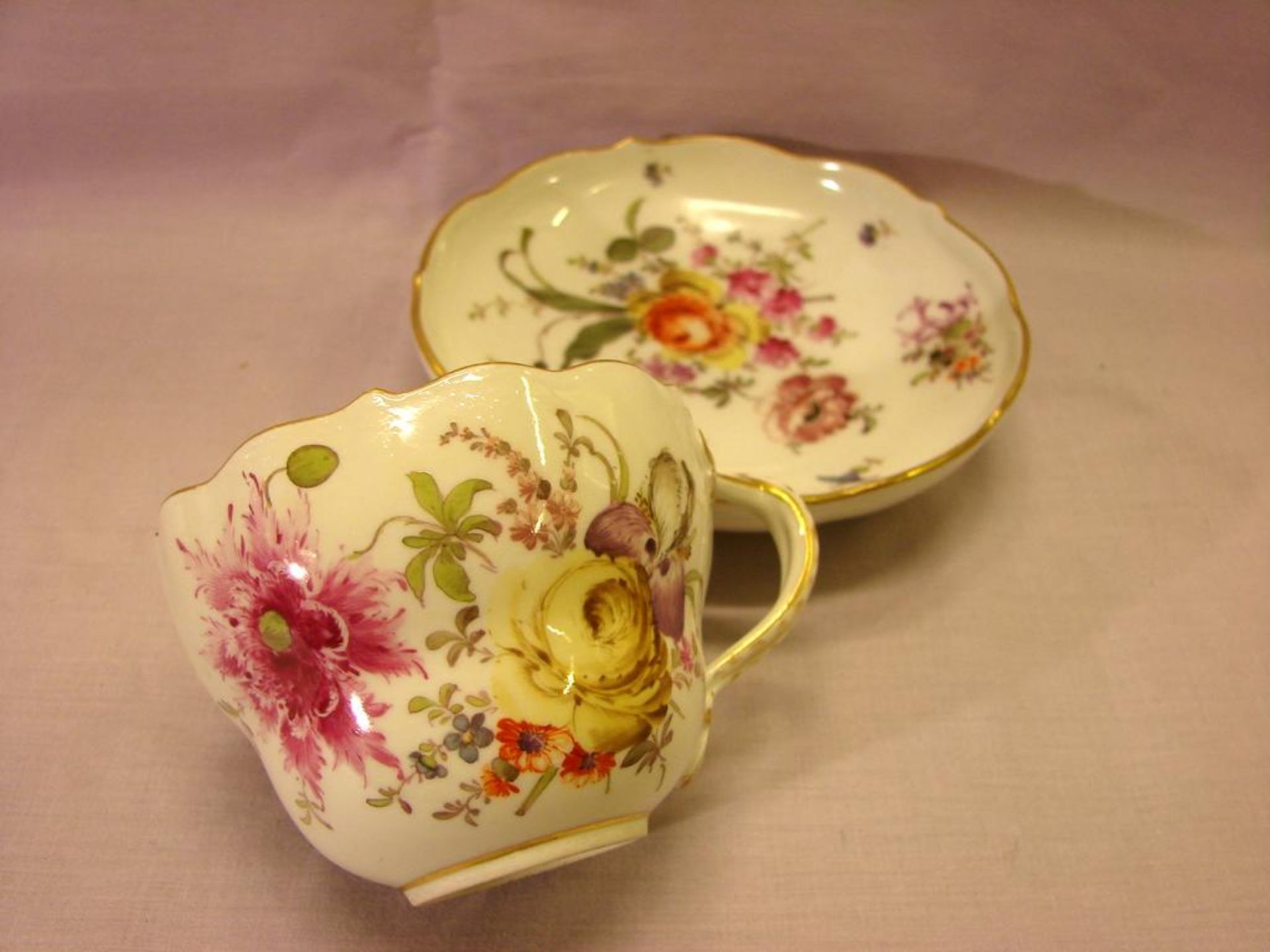 Teetasse mit Untertasse, Meissen, mit Blumendekor (2 Schleifstriche)