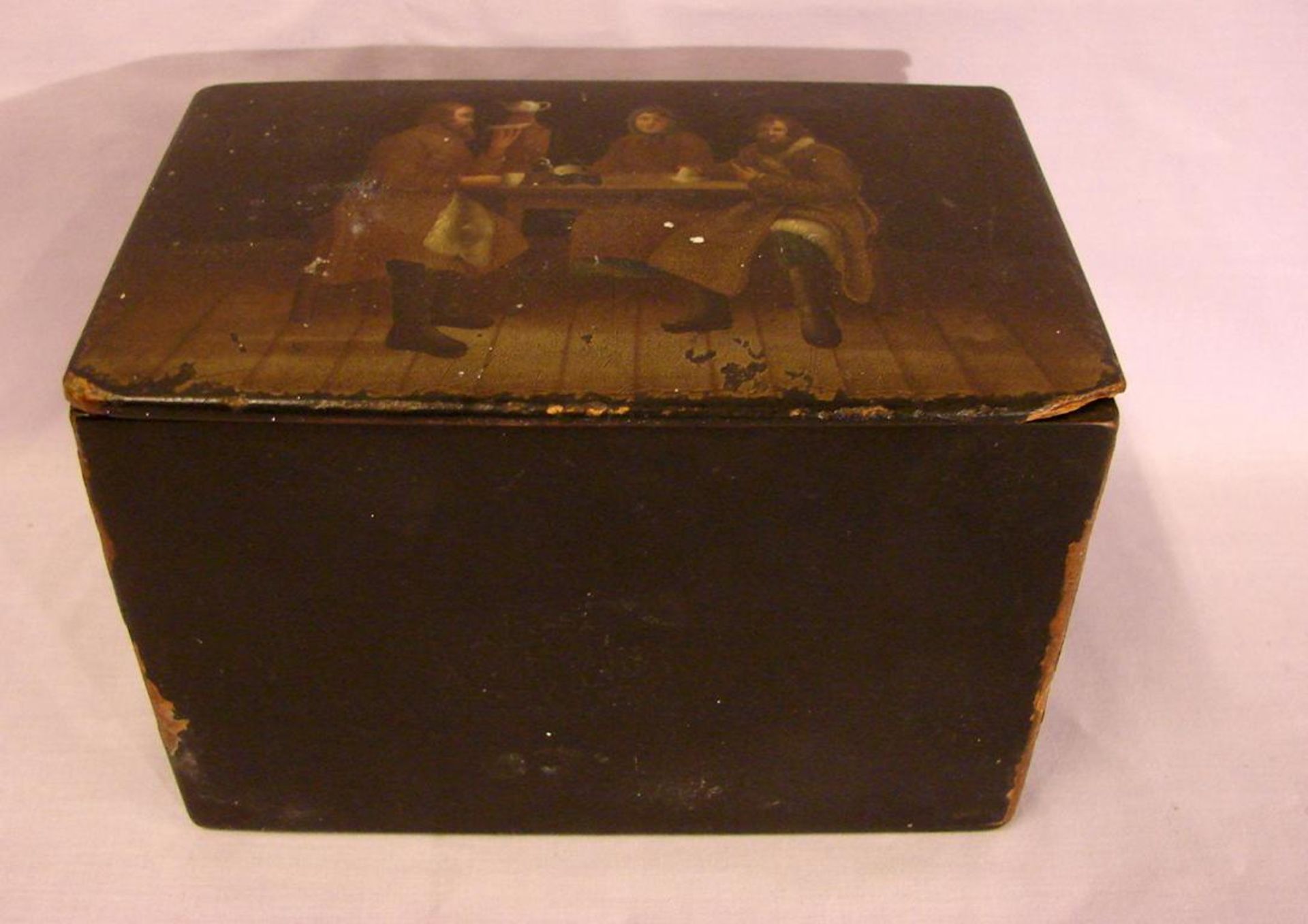 Kleine Holzdose, mit bedruckter Szene im Deckel (kleine Beschädigung), ca. 11 x 16 x 10 cm