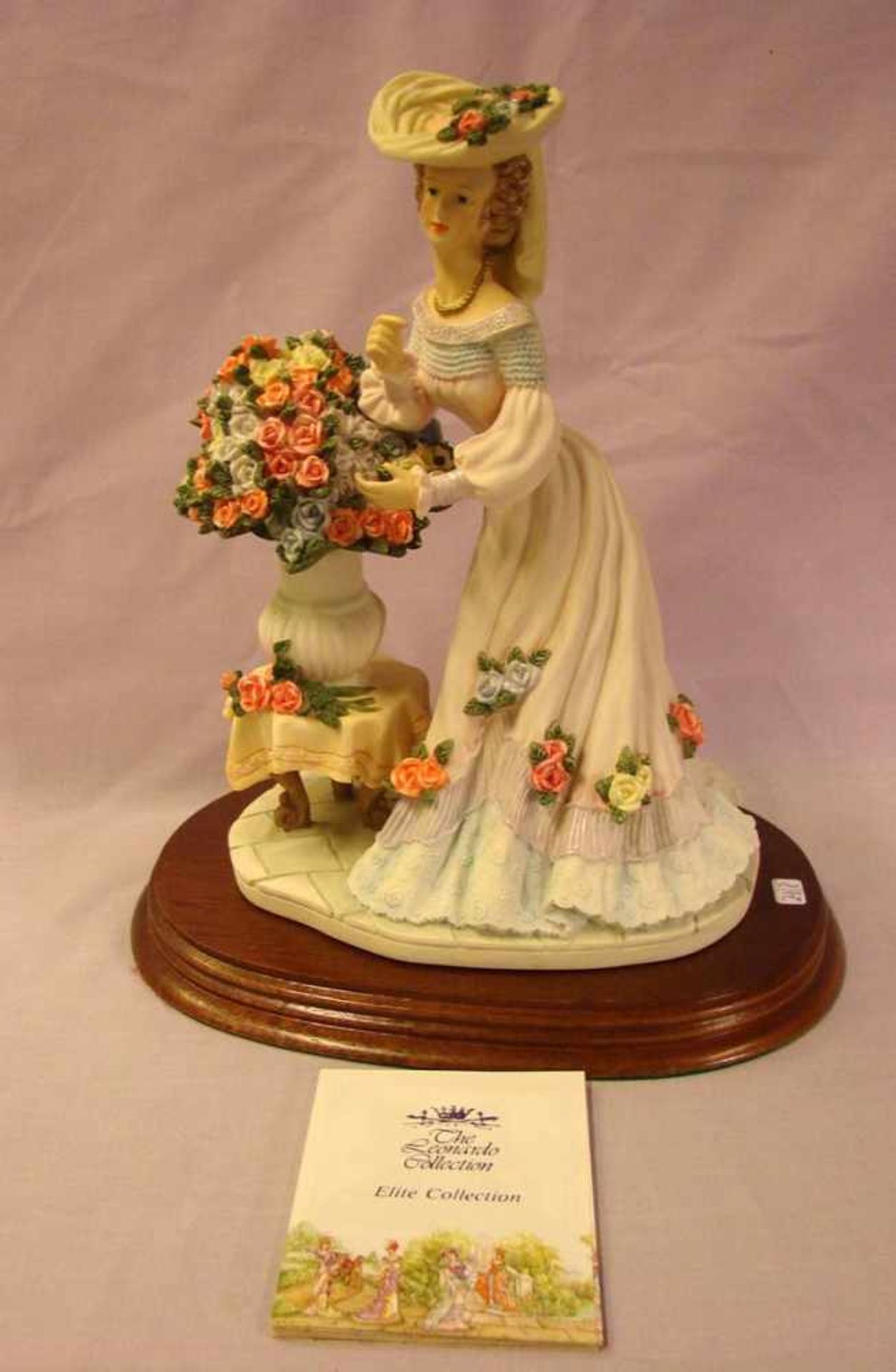 Mädchen mit Blumenvase, Bisquitporzellan, (Ann Marie), England, neuzeitlich, H. 23 cm
