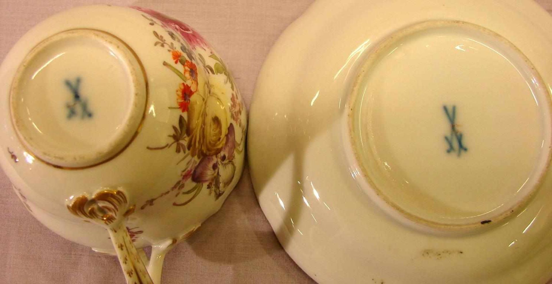 Teetasse mit Untertasse, Meissen, mit Blumendekor (2 Schleifstriche) - Bild 2 aus 2