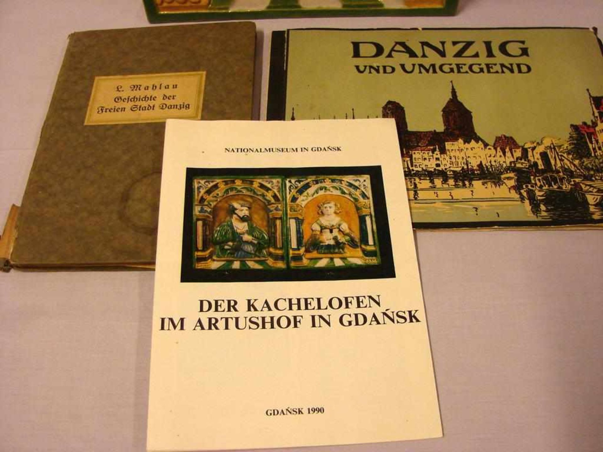 Kachelofenfliese, Danzig, mit Literaturangaben, ca. 30 x 24 cm - Bild 2 aus 2