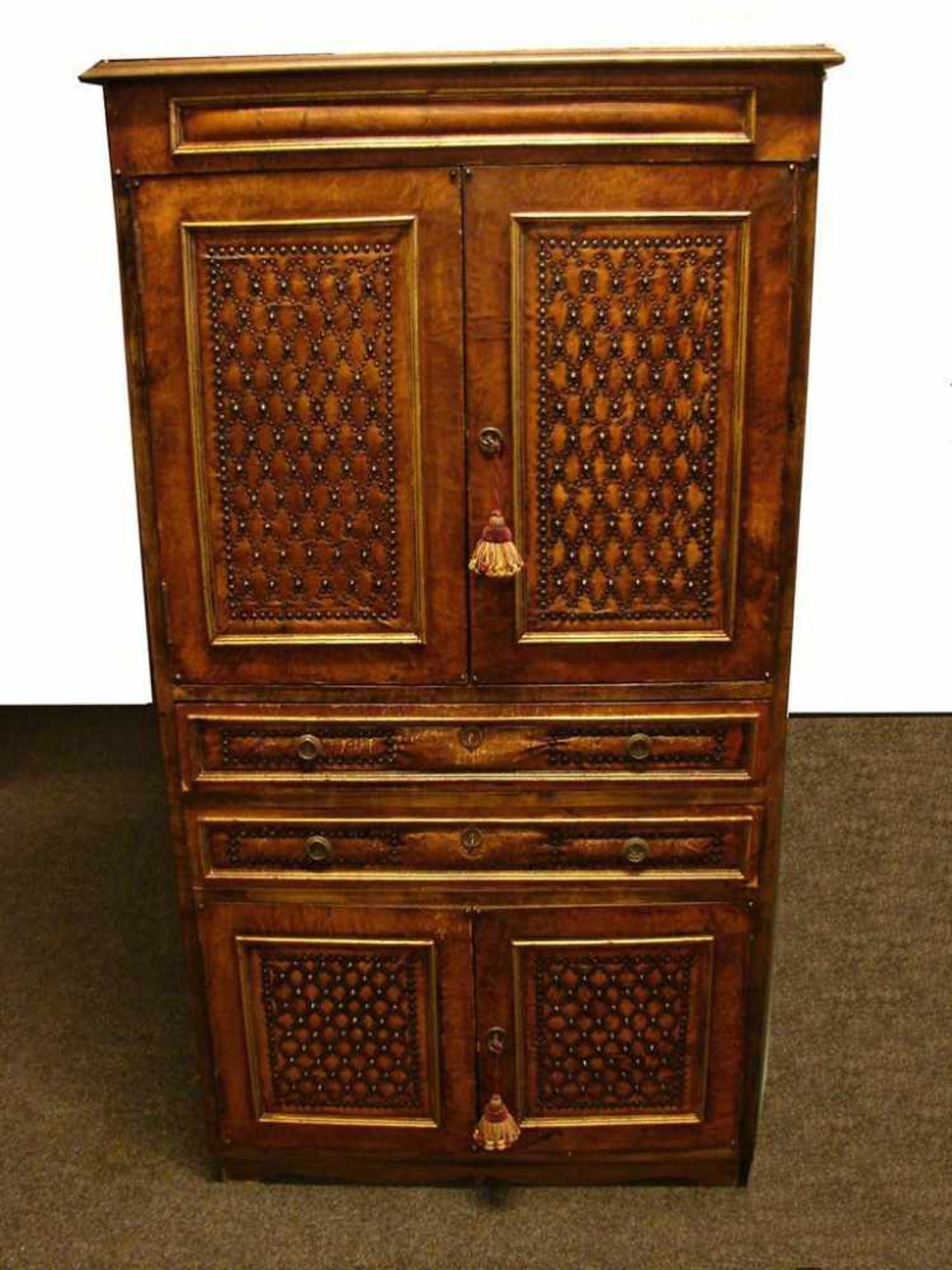 Schrank, Asiatisch, mit 4 Türen und 2 Schubladen, belederte Oberfläche, H. ca. 147 x 75 x 35