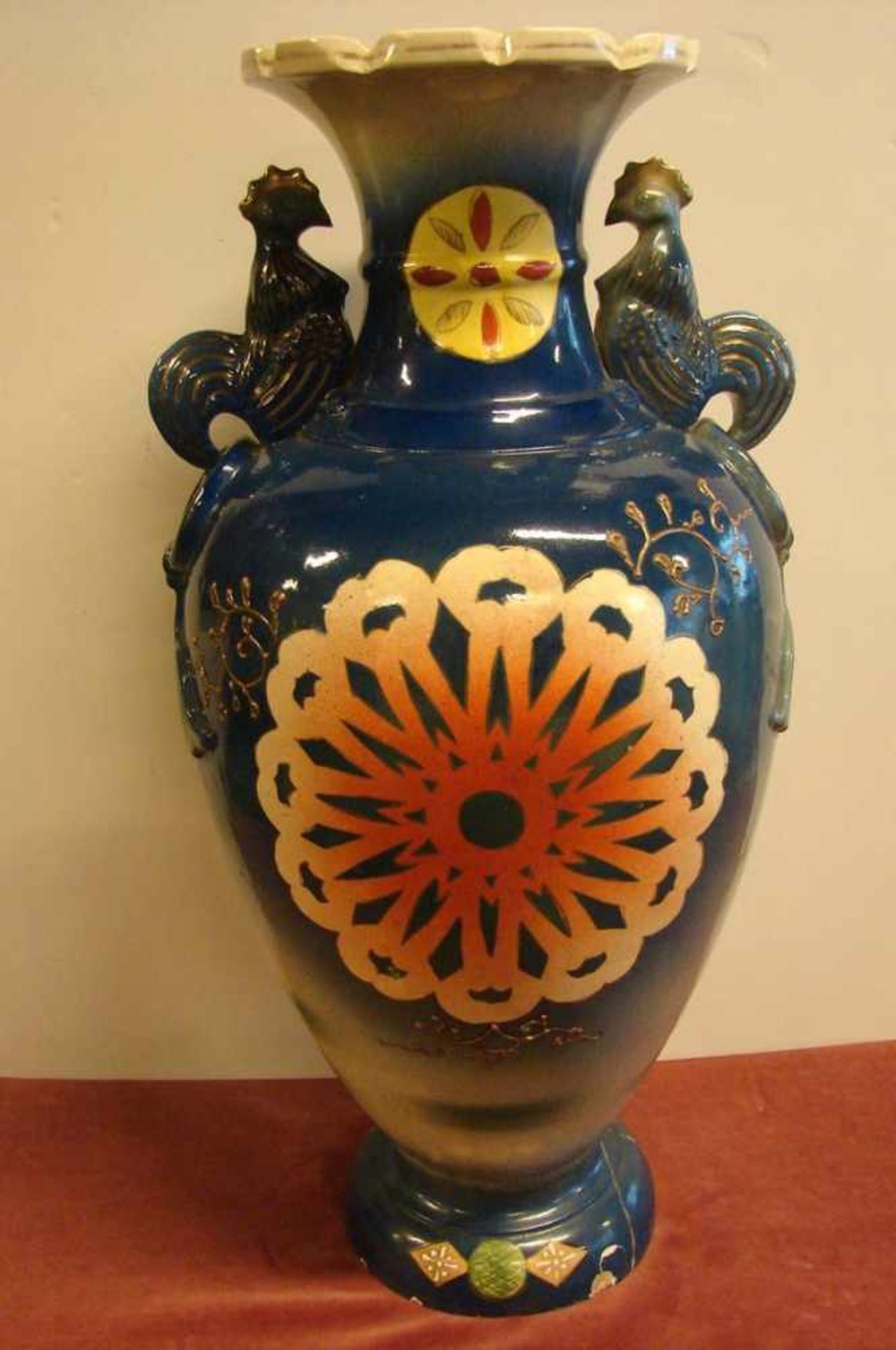 Vase, Asiatika, blauer Fond mit Figurenmotiven, Bodensignatur, H. ca. 63 cm,(Fuß restauriert, kleine