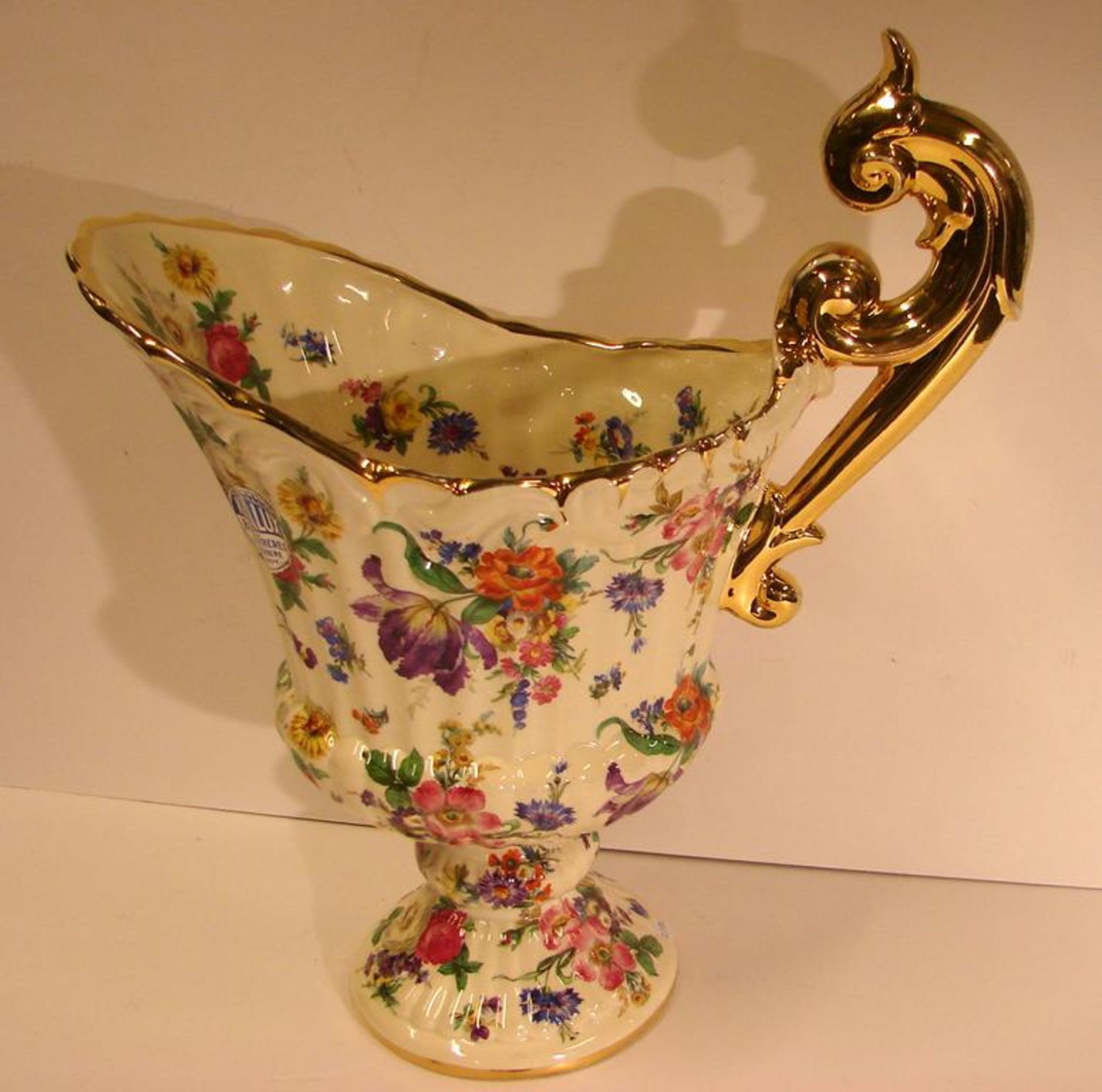 Karaffe, Keramik, Fleure de Saxe, Keralux, Boch Freres, Belgien, H. ca. 37 cm,Griff goldfarbig (