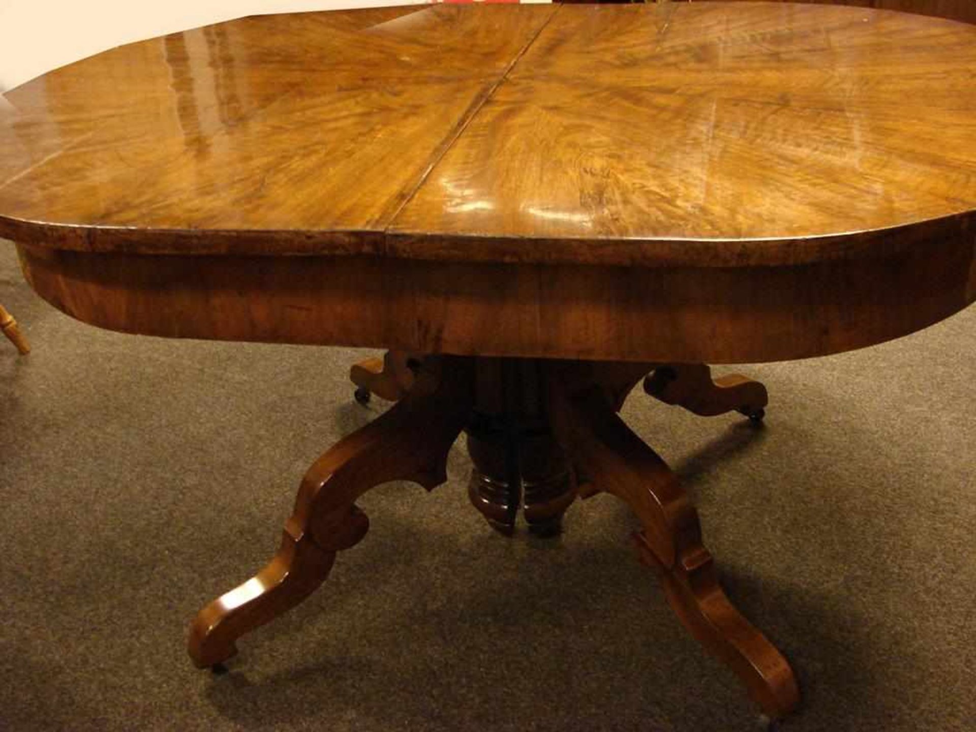Tisch, oval, Mahagoni, (ohne Ausziehpaltte), H. ca. 77, B. 143, T. 112 cm, Rest. Objekt