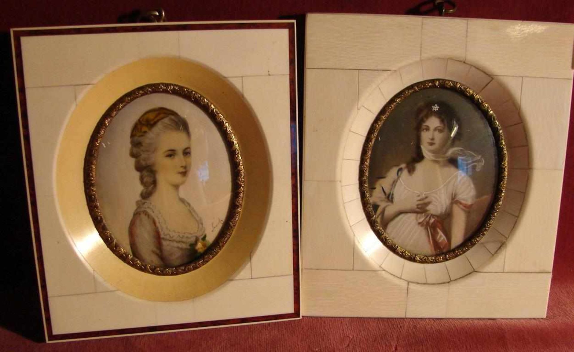 2 Miniaturbilder, Frauenportraits, im Beinrahmen, ca. 15 x 12 cm