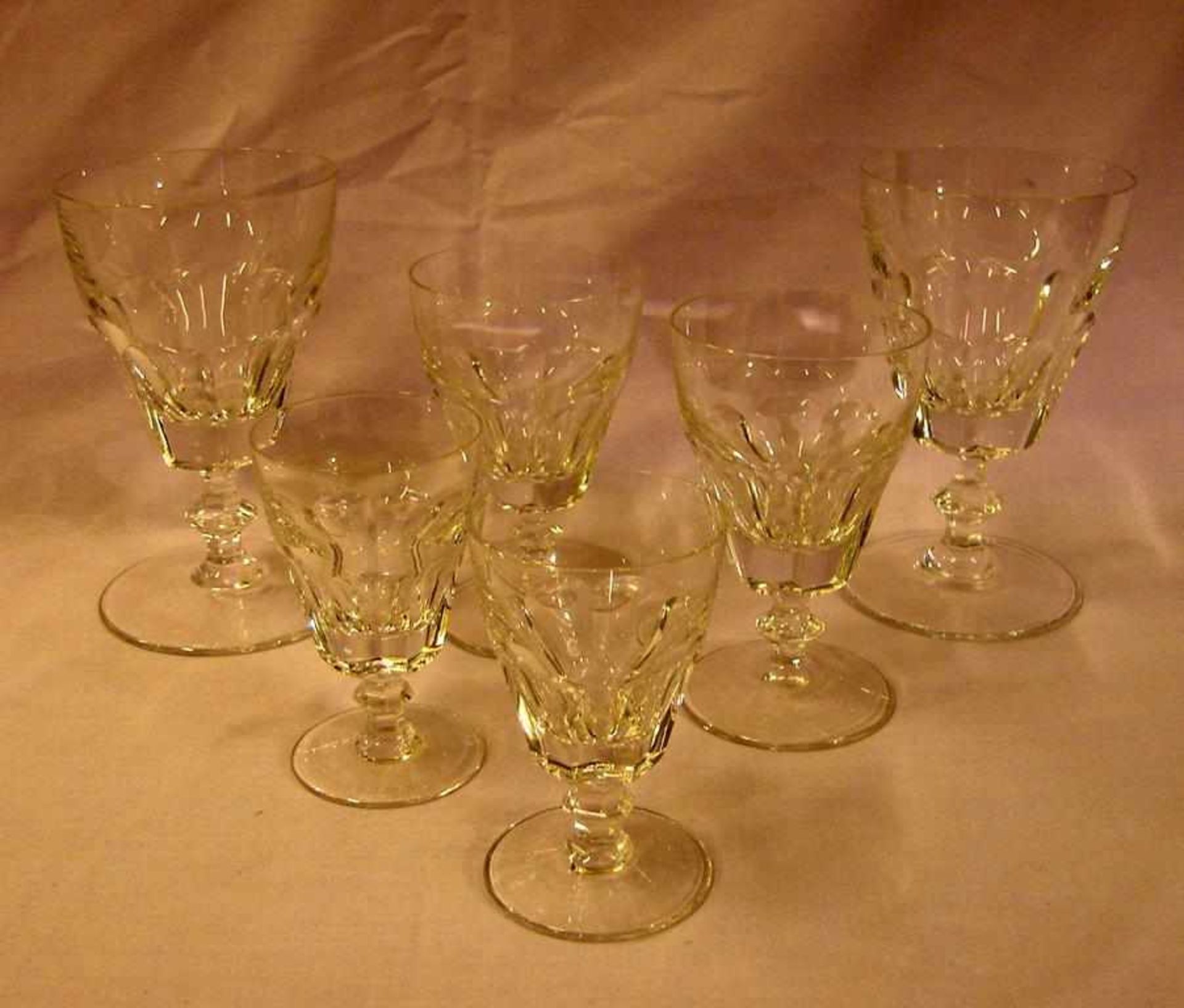 4 große Weingläser, 6 mittelgroße-, 6 kleine -Gläser, H. ca. 9,5, 12, 14 cm