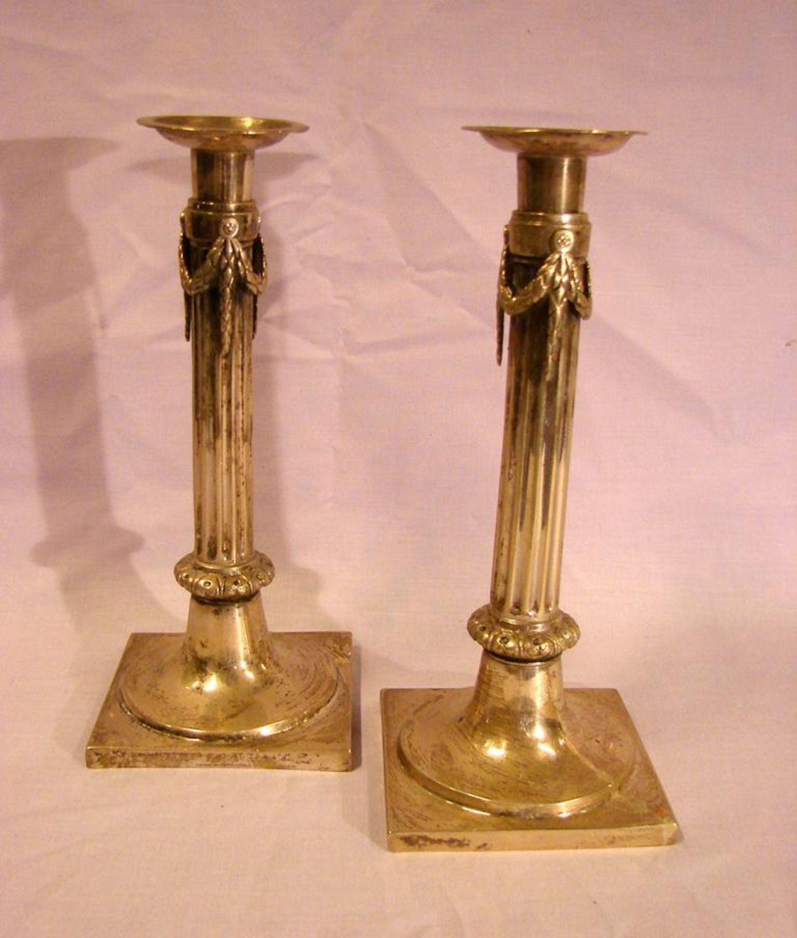 Paar Kerzenleuchter, auf eckigem Fuss, ca. 505 gr. Silber, verschlagene Punzen, H. ca. 22 cm