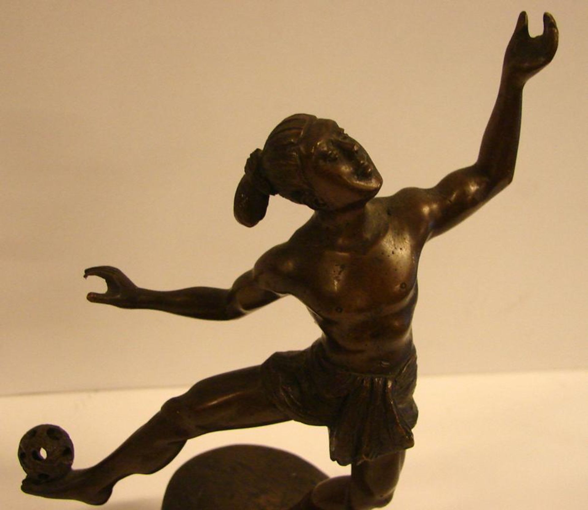 "Ballspieler" auf Sockel, Bronze, ohne Signatur, H. ca. 21 cm - Image 2 of 2