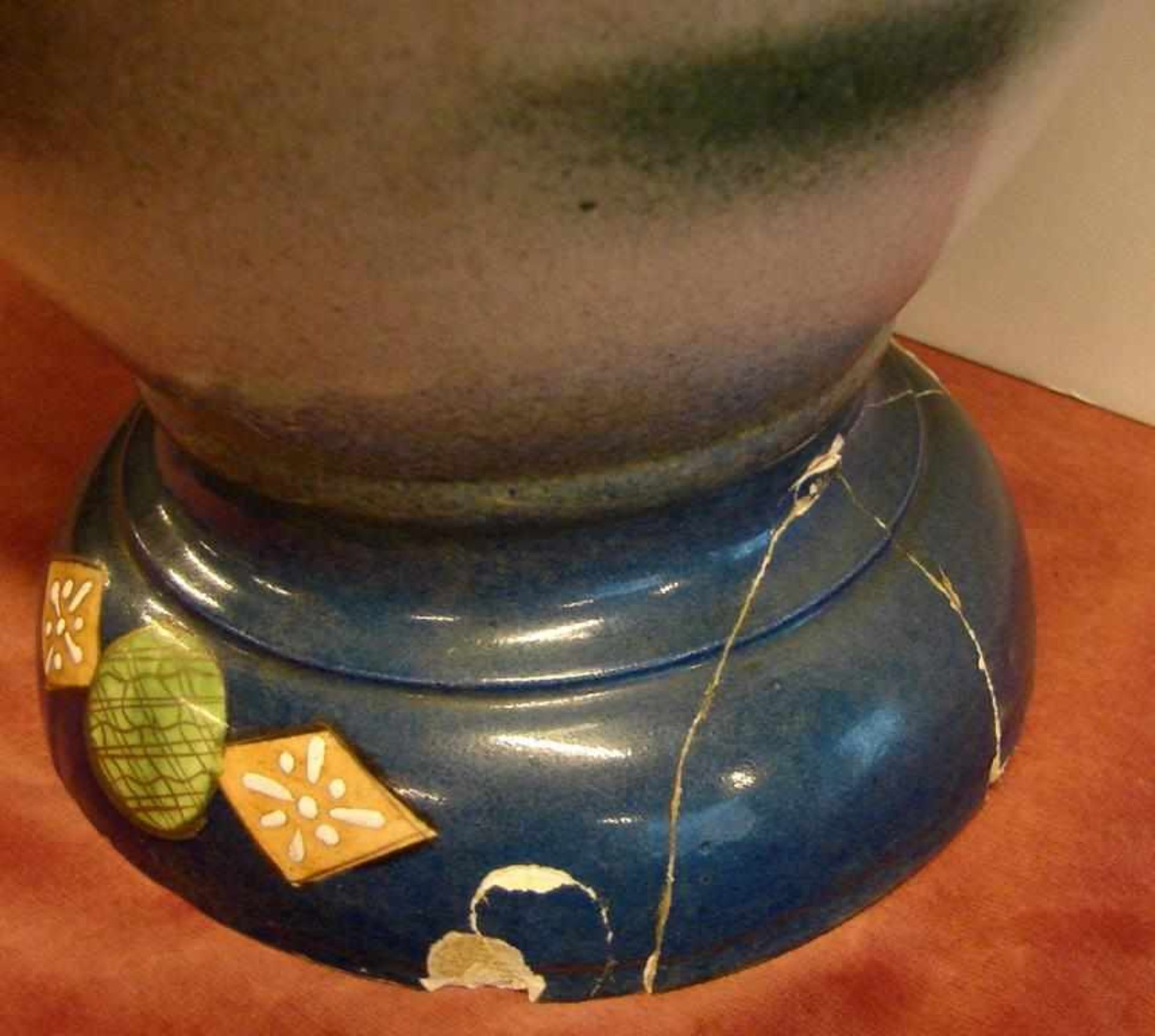 Vase, Asiatika, blauer Fond mit Figurenmotiven, Bodensignatur, H. ca. 63 cm,(Fuß restauriert, kleine - Bild 2 aus 4