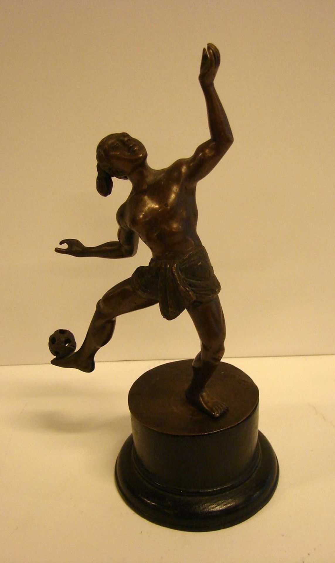 "Ballspieler" auf Sockel, Bronze, ohne Signatur, H. ca. 21 cm