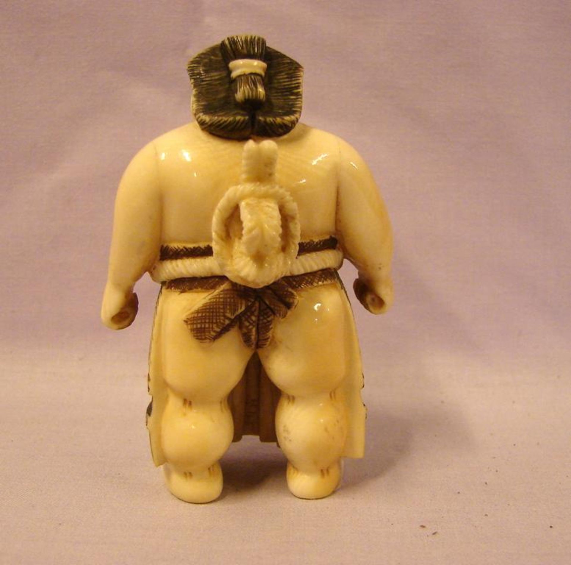 Sumo Ringer Figur, Bein, geschnitzt, H. ca. 8 cm - Bild 2 aus 2