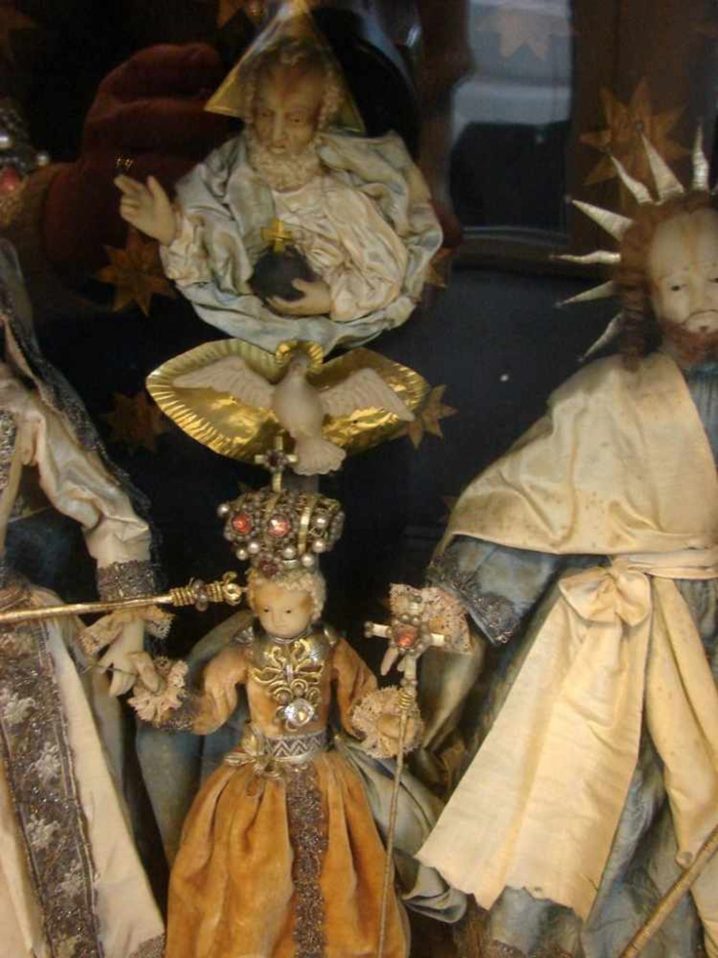 Klosterarbeit, Heilige Familie, Wachsfiguren, wohl Holland, 19. Jhd.,im Holz/Glaskasten, ca. 67 x 70 - Bild 3 aus 4