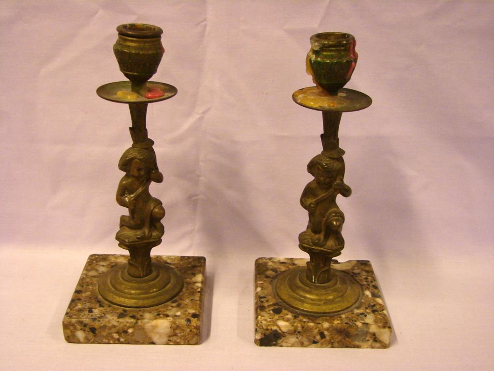 Paar Messingleuchter auf eckigen Marmorsockel, mit Puttendarstellungen, H. ca. 21 cm