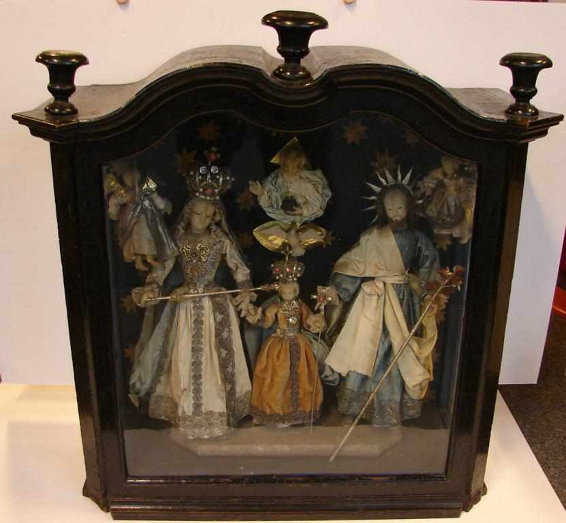Klosterarbeit, Heilige Familie, Wachsfiguren, wohl Holland, 19. Jhd.,im Holz/Glaskasten, ca. 67 x 70