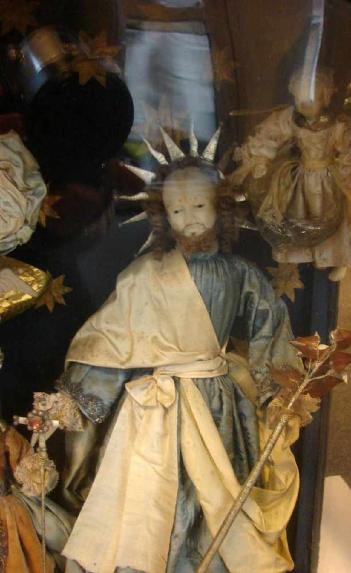 Klosterarbeit, Heilige Familie, Wachsfiguren, wohl Holland, 19. Jhd.,im Holz/Glaskasten, ca. 67 x 70 - Bild 4 aus 4