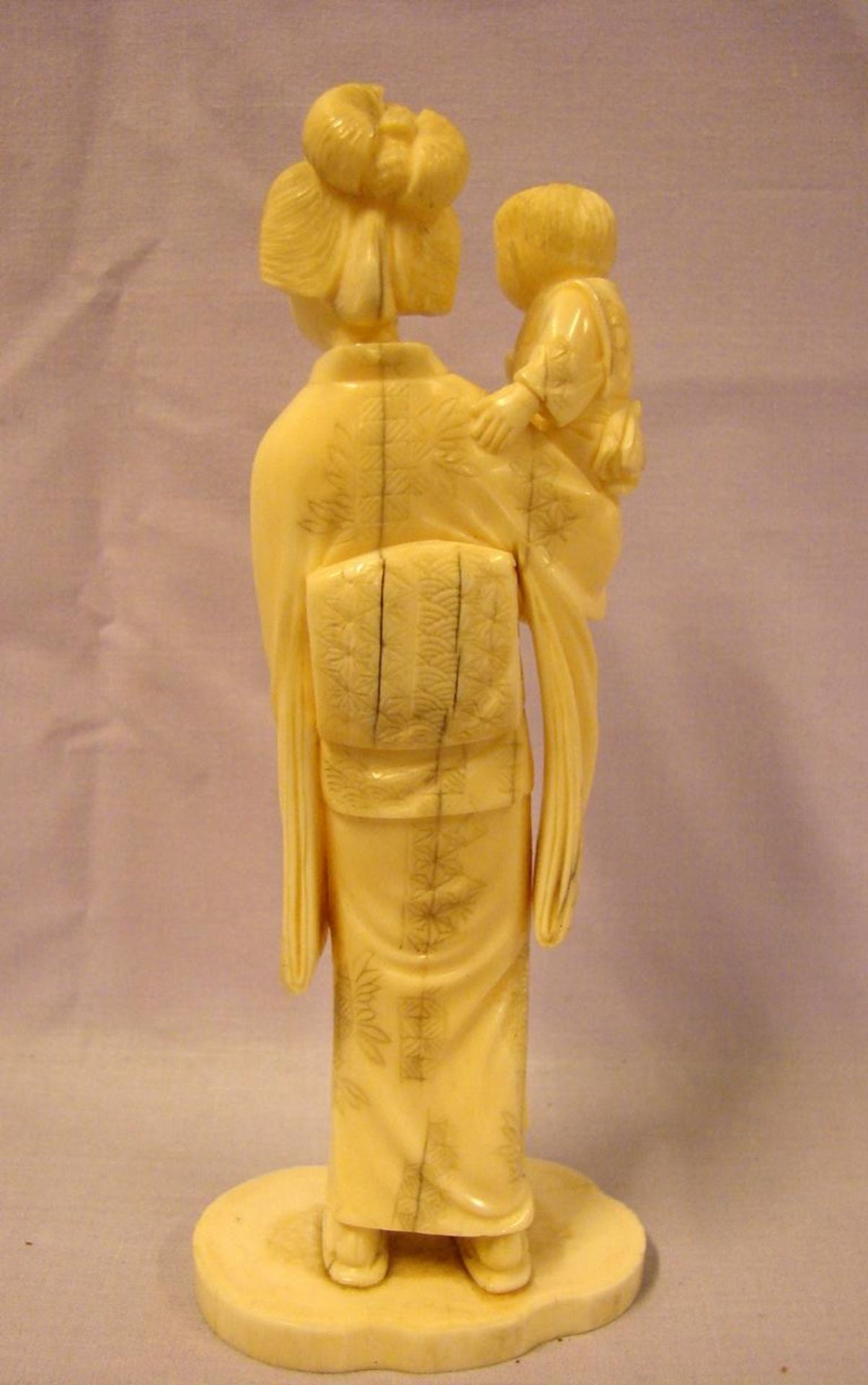 Frau mit Kind im Kimono, Bein, H. ca. 14 cm (re. Arm des Kindes fehlt) - Bild 2 aus 2