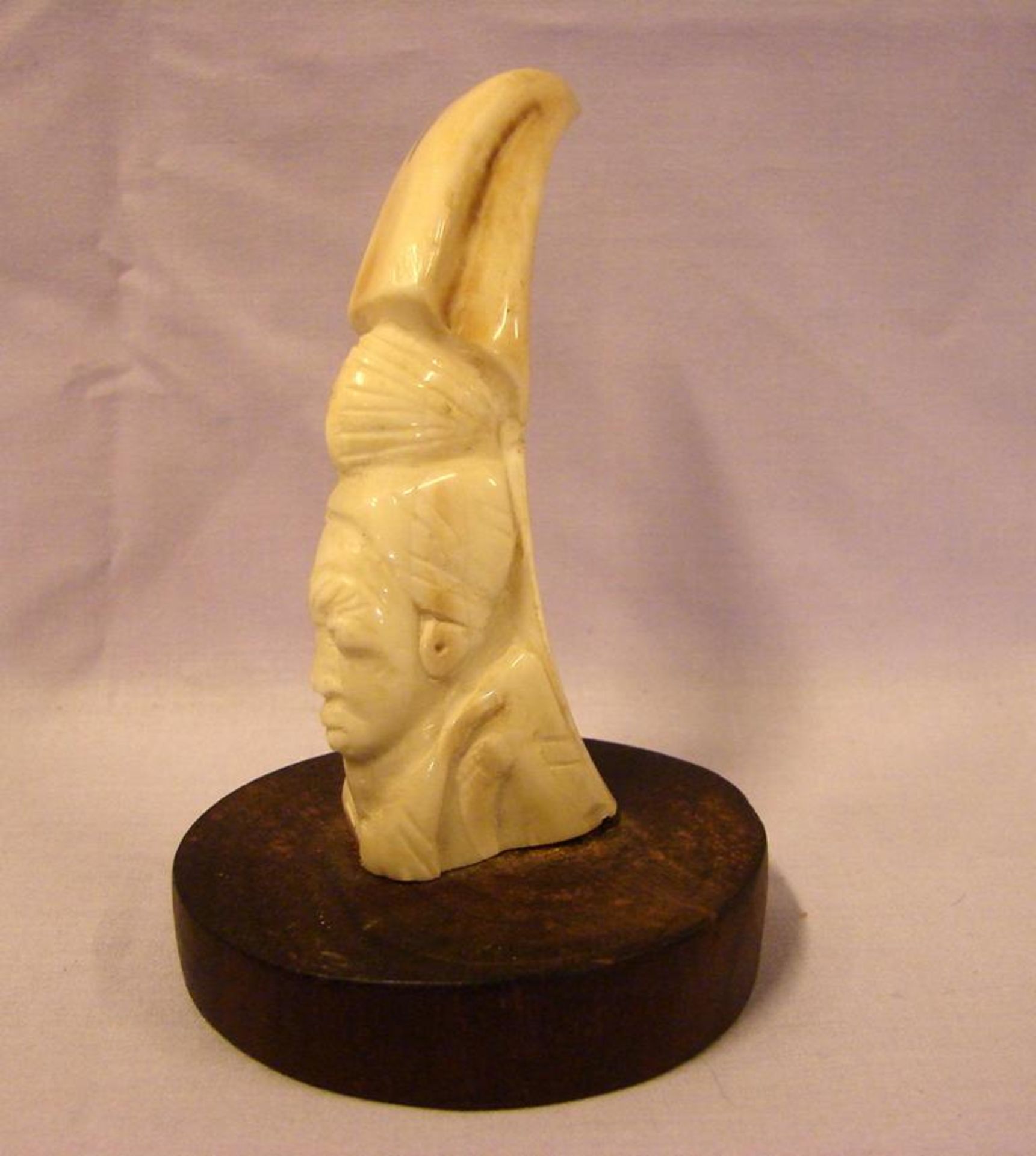 Wildschweinzahn, auf Holzstand mit Schnitzerei eines afrikanischen Kopfes, H. ca. 12 cm - Bild 2 aus 2
