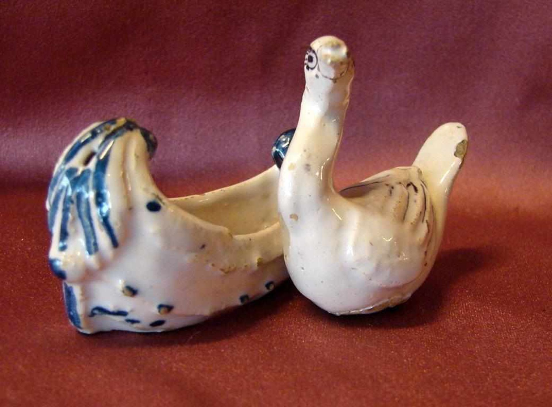 Schwan in einem kleinen Boot, französische Keramik, H. ca. 7 cm