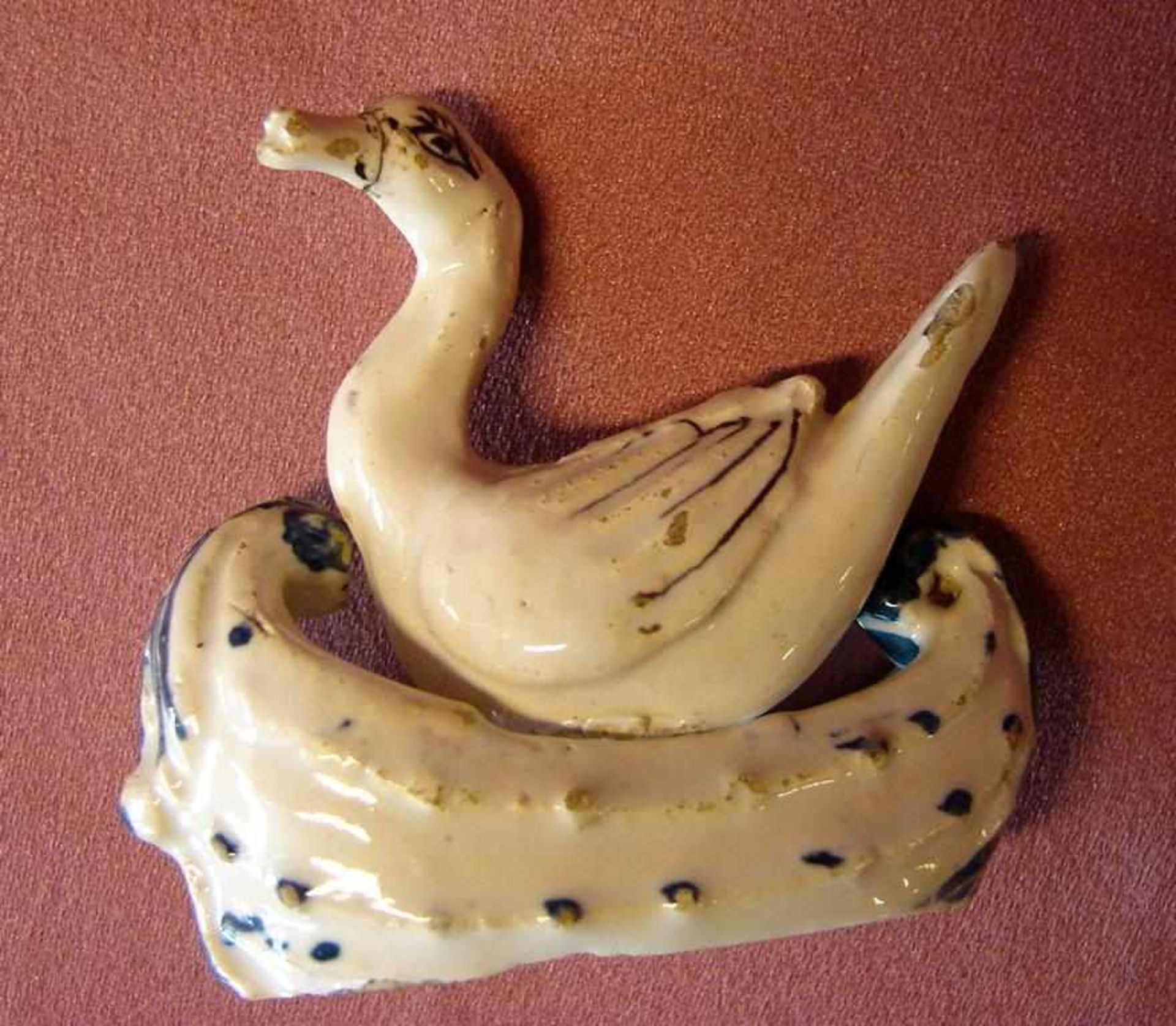 Schwan in einem kleinen Boot, französische Keramik, H. ca. 7 cm - Image 2 of 2