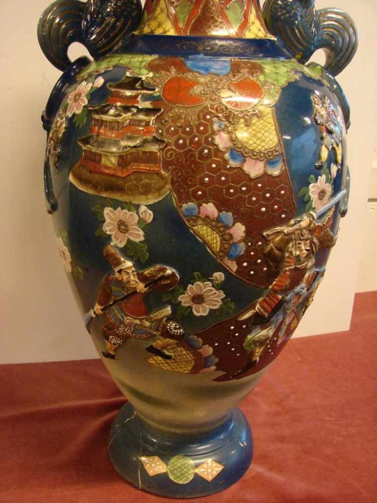 Vase, Asiatika, blauer Fond mit Figurenmotiven, Bodensignatur, H. ca. 63 cm,(Fuß restauriert, kleine - Bild 3 aus 4