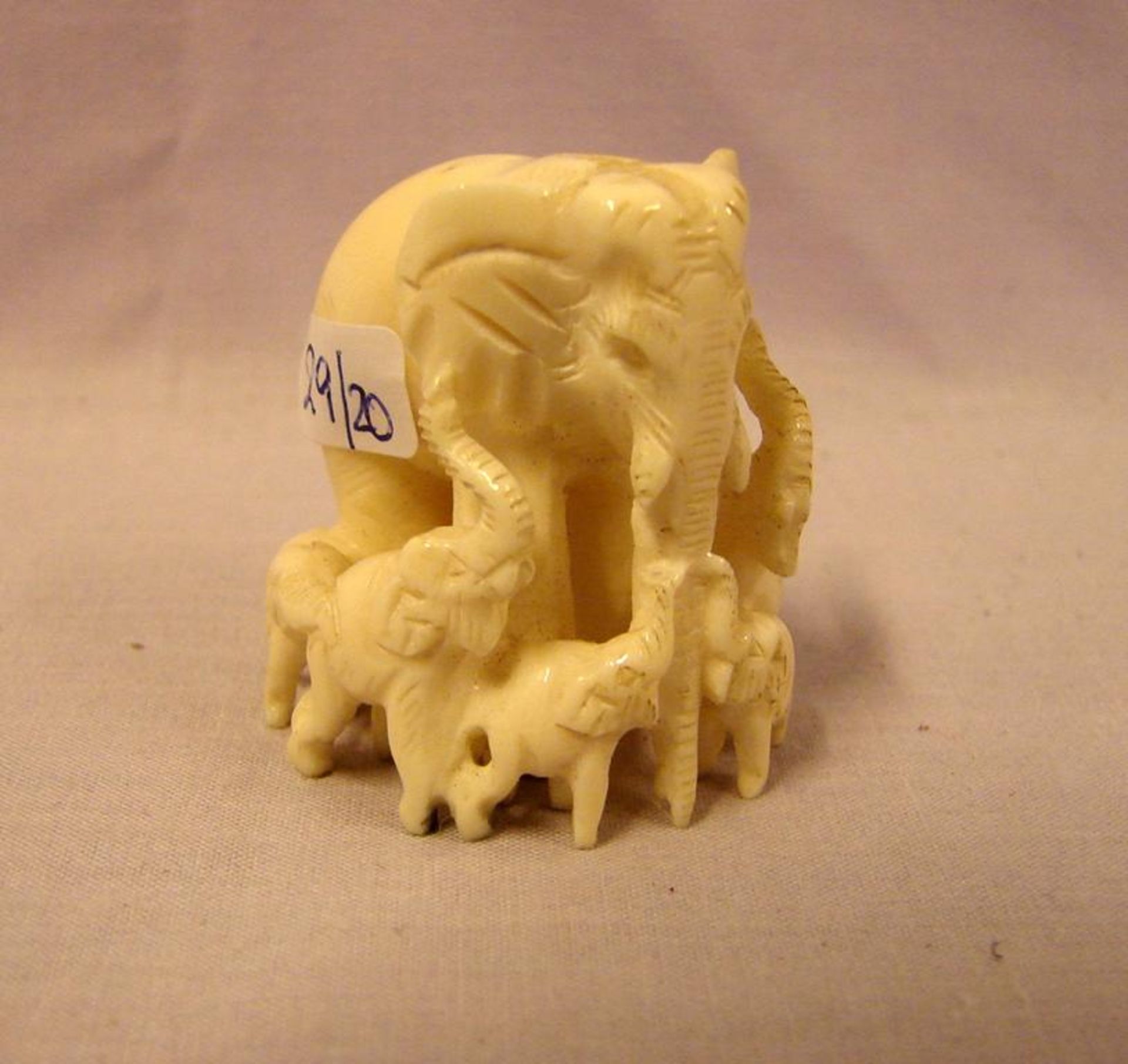 Elefantengruppe, Bein, H. ca. 3,5 cm - Bild 2 aus 2