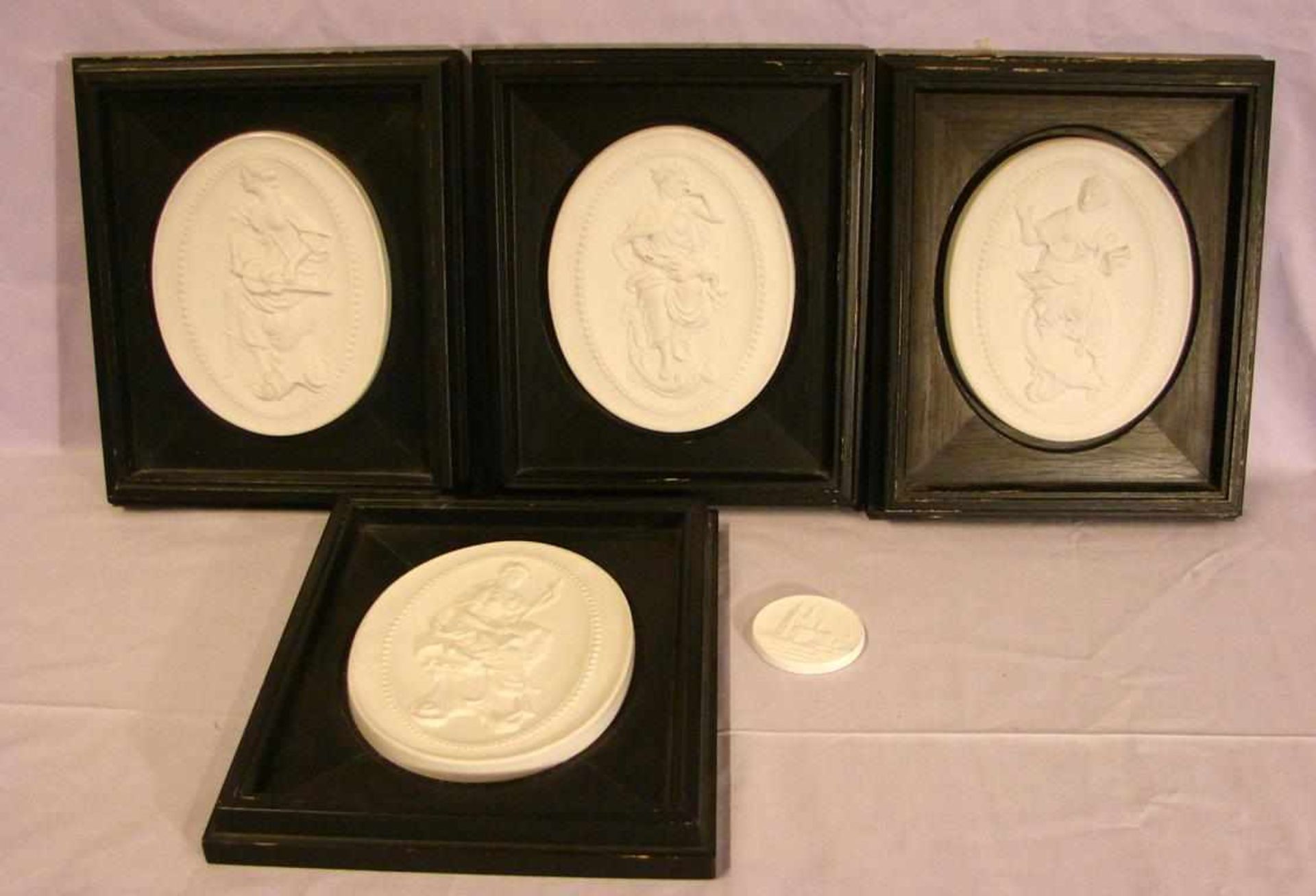 4 Bisquitte Porzellan Darstellungen, Meissen, im Rahmen, nach original Ausformungen einer Figur ...