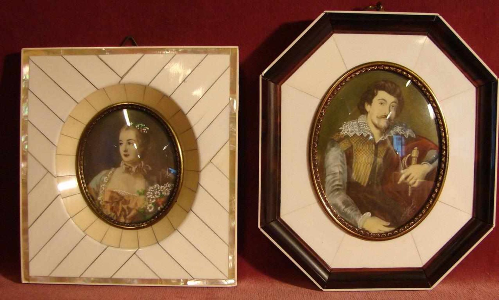 Paar Miniaturen im Rahmen, Bein, Perlmutteinlagen, ca. 14 x 12, 12 x 11 cm