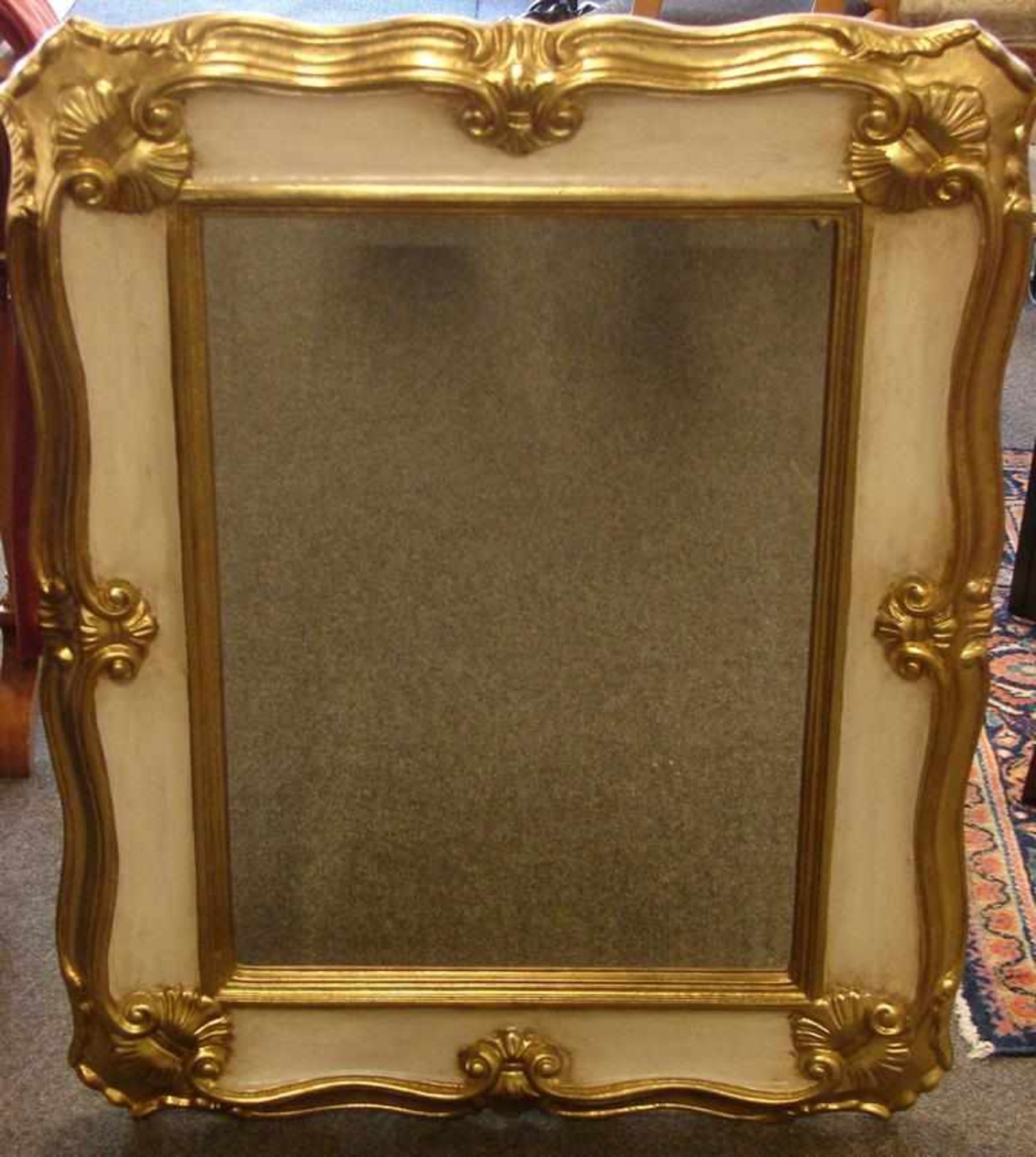 Barockstilspiegel, reich verziert, Spiegelfläche umlaufend mit Facettenschliff, ca. 95 x 76 cm