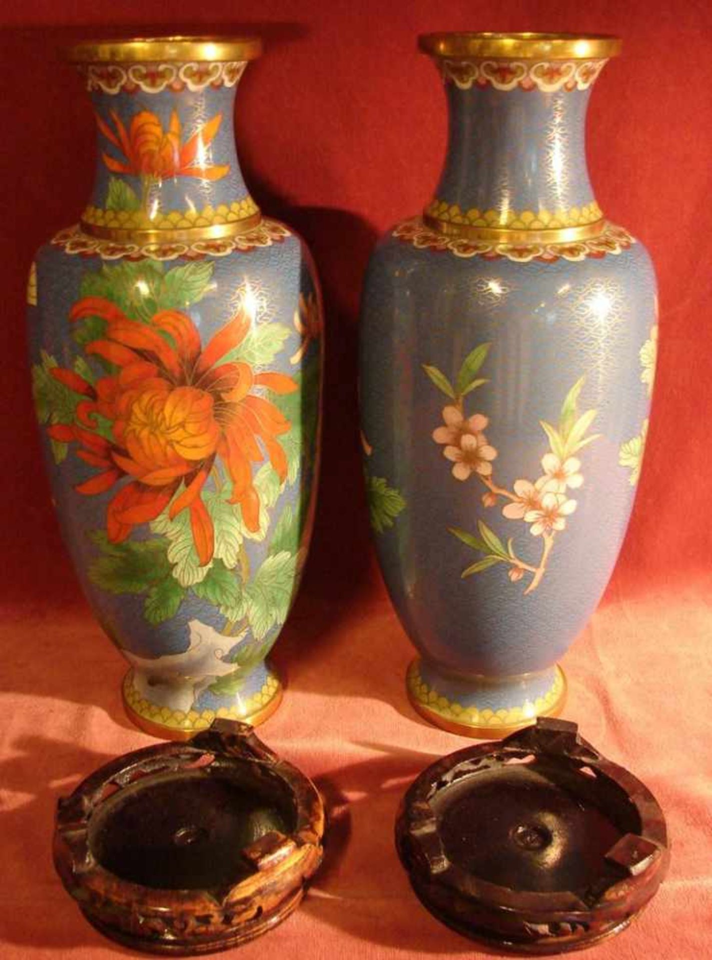Paar Cloisonné Vasen, H. ca. 32 cm - Image 2 of 2