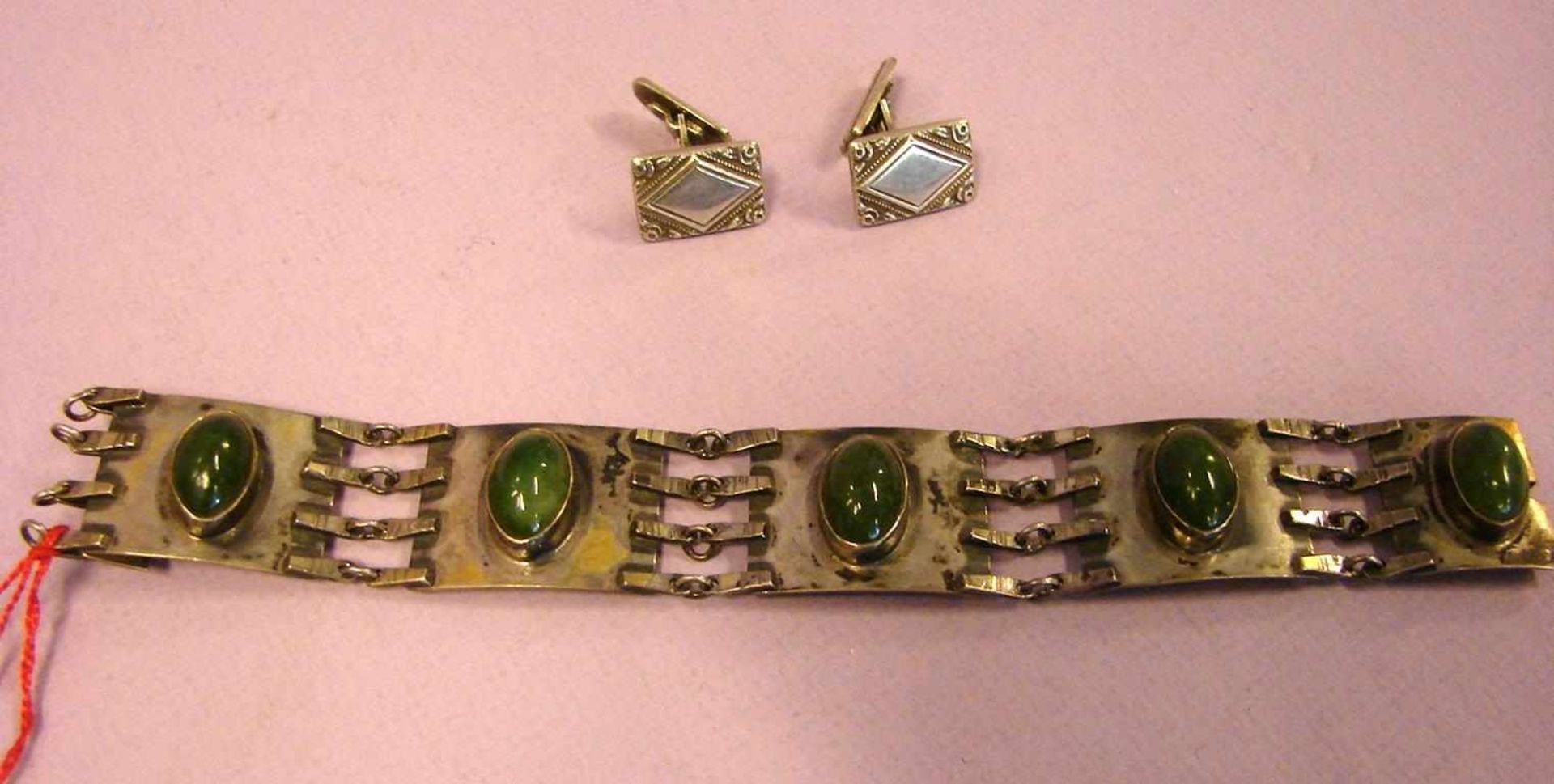 Armband mit grossen Steinen (Jade?) und Paar Manschettenknöpfe, 900er Silber