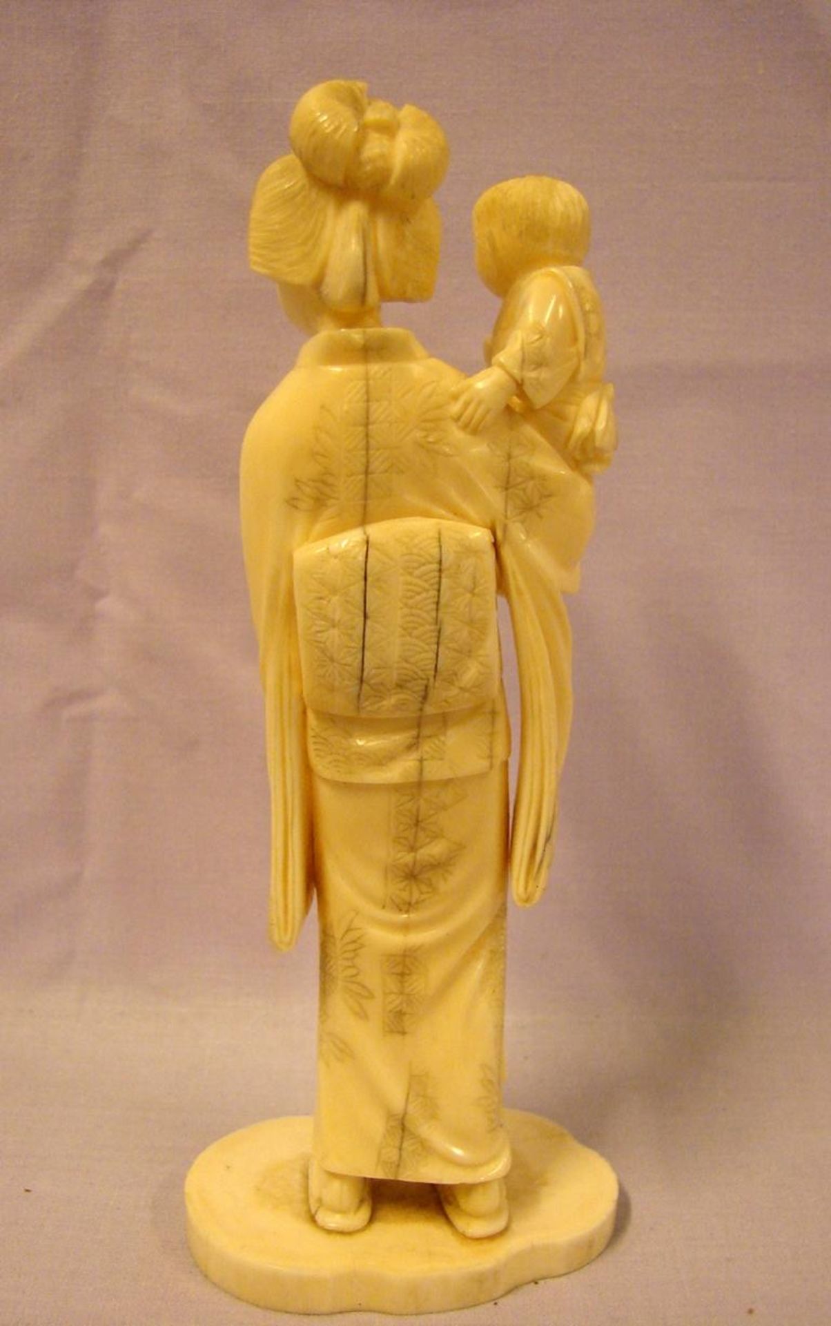 Frau mit Kind im Kimono, Bein, H. ca. 14 cm (re. Arm des Kindes fehlt) - Bild 3 aus 3