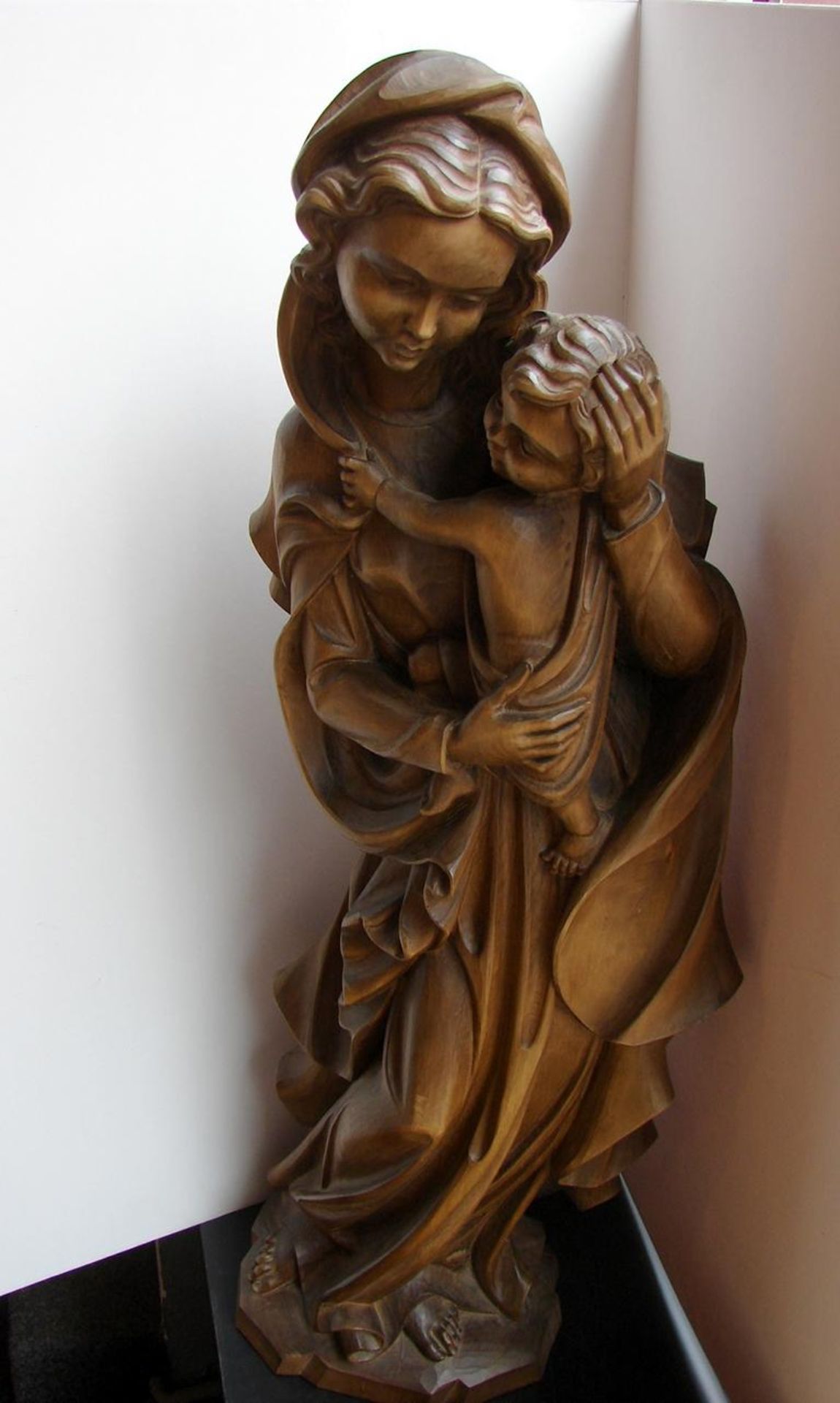 Madonna mit Kind, Holz, geschnitzt, neuzeitlich, H. ca. 90 cm