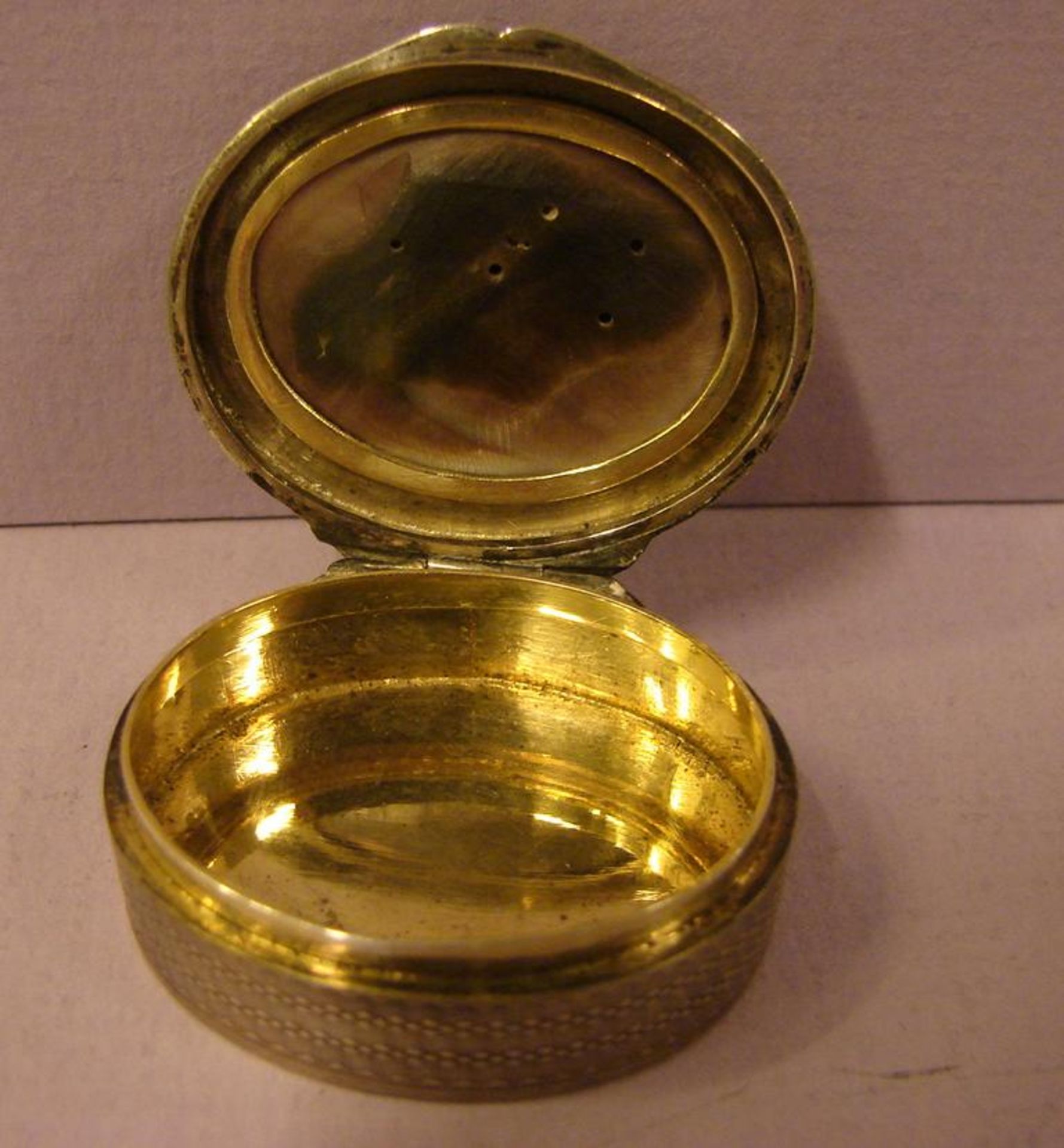 Pillendose, oval, Muscheleinlage im Deckel, Rücks. Bezeichnet Appay, Parisca. 4,8 x 4 cm, H. 1,5 cm - Bild 4 aus 5