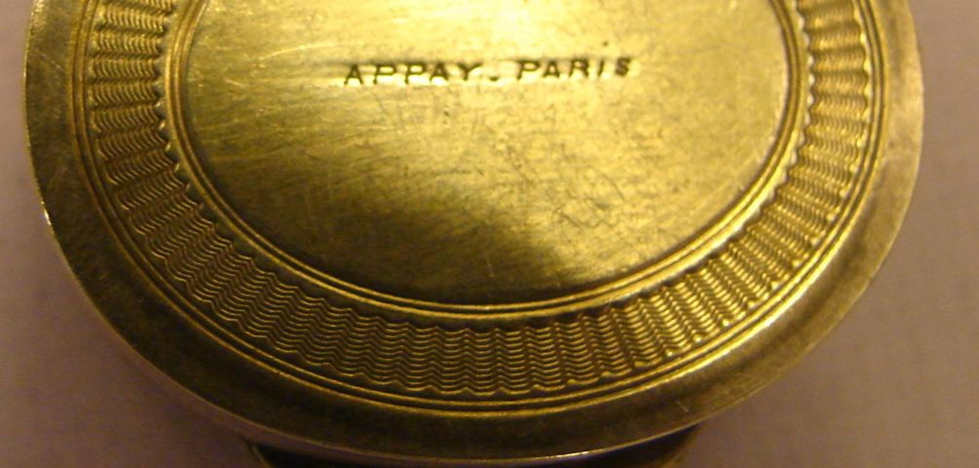 Pillendose, oval, Muscheleinlage im Deckel, Rücks. Bezeichnet Appay, Parisca. 4,8 x 4 cm, H. 1,5 cm - Bild 5 aus 5