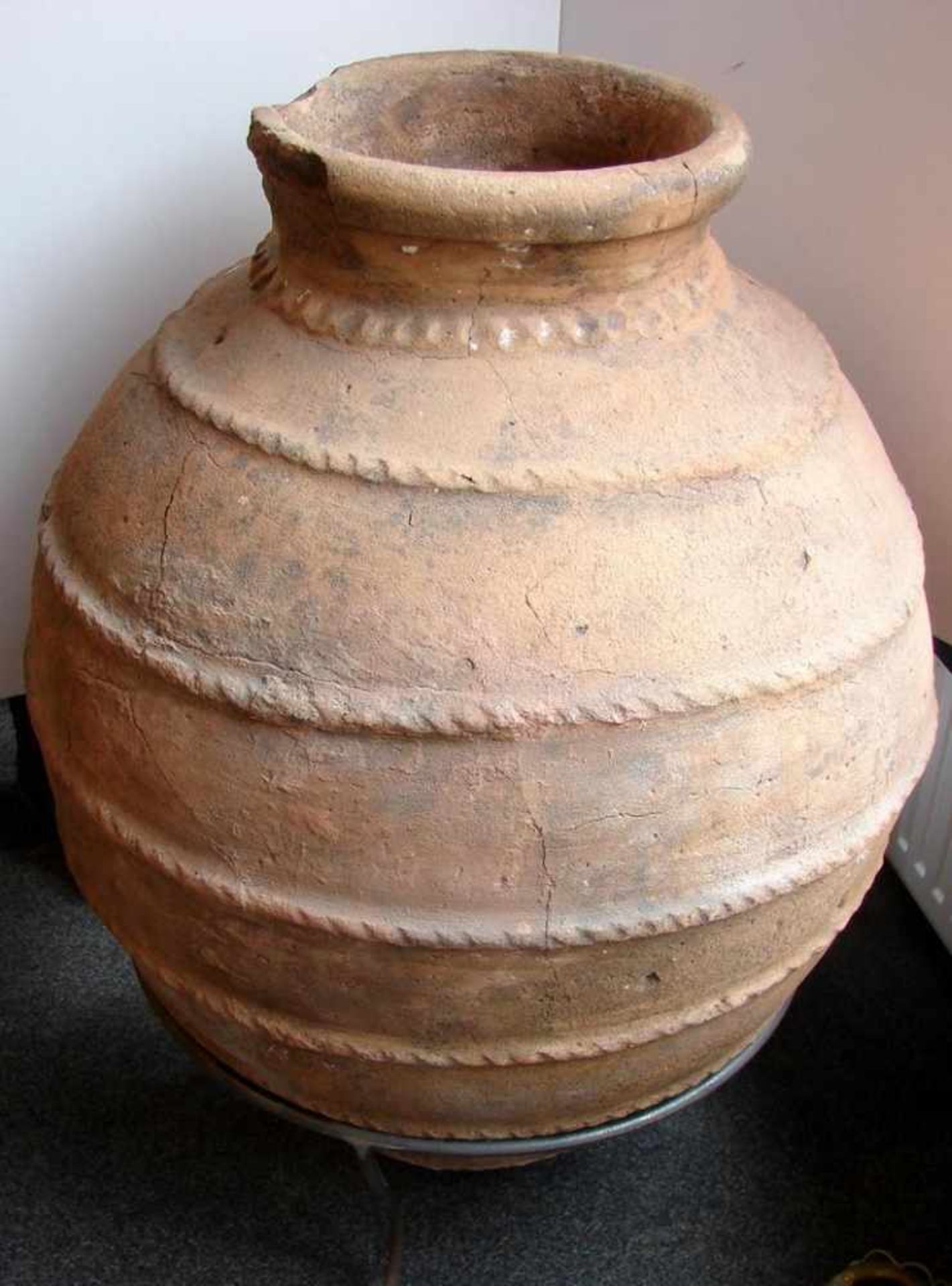 Amphore, Terracotta auf Gestell, Höhe ca. 80 cm (Risse und Bestossungen),Hinweis: Kein Versand per