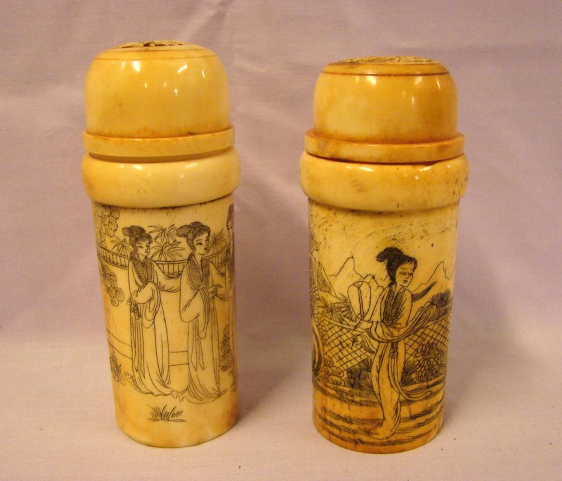 Paar Zirkadendosen, Bein, mit asiatische Figurenmotiv, Deckel durchbrochen,H. ca. 12 cm