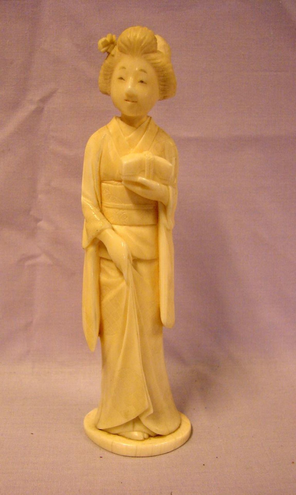 Frau mit Geschenk im Arm, im Kimono, Bein, geschnitzt, H. ca. 15 cm