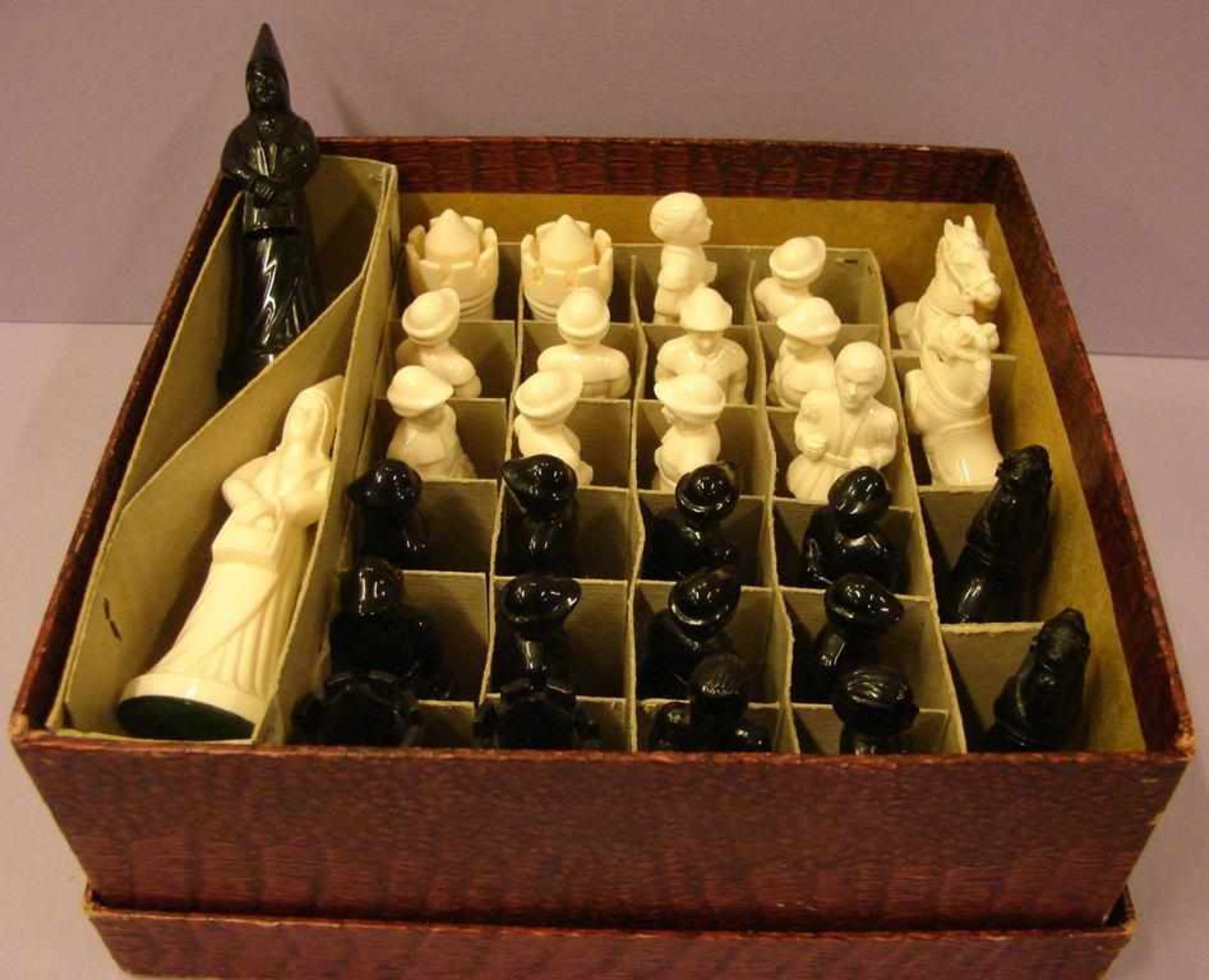 Schachfiguren im Kasten, aufwendig gearbeitet