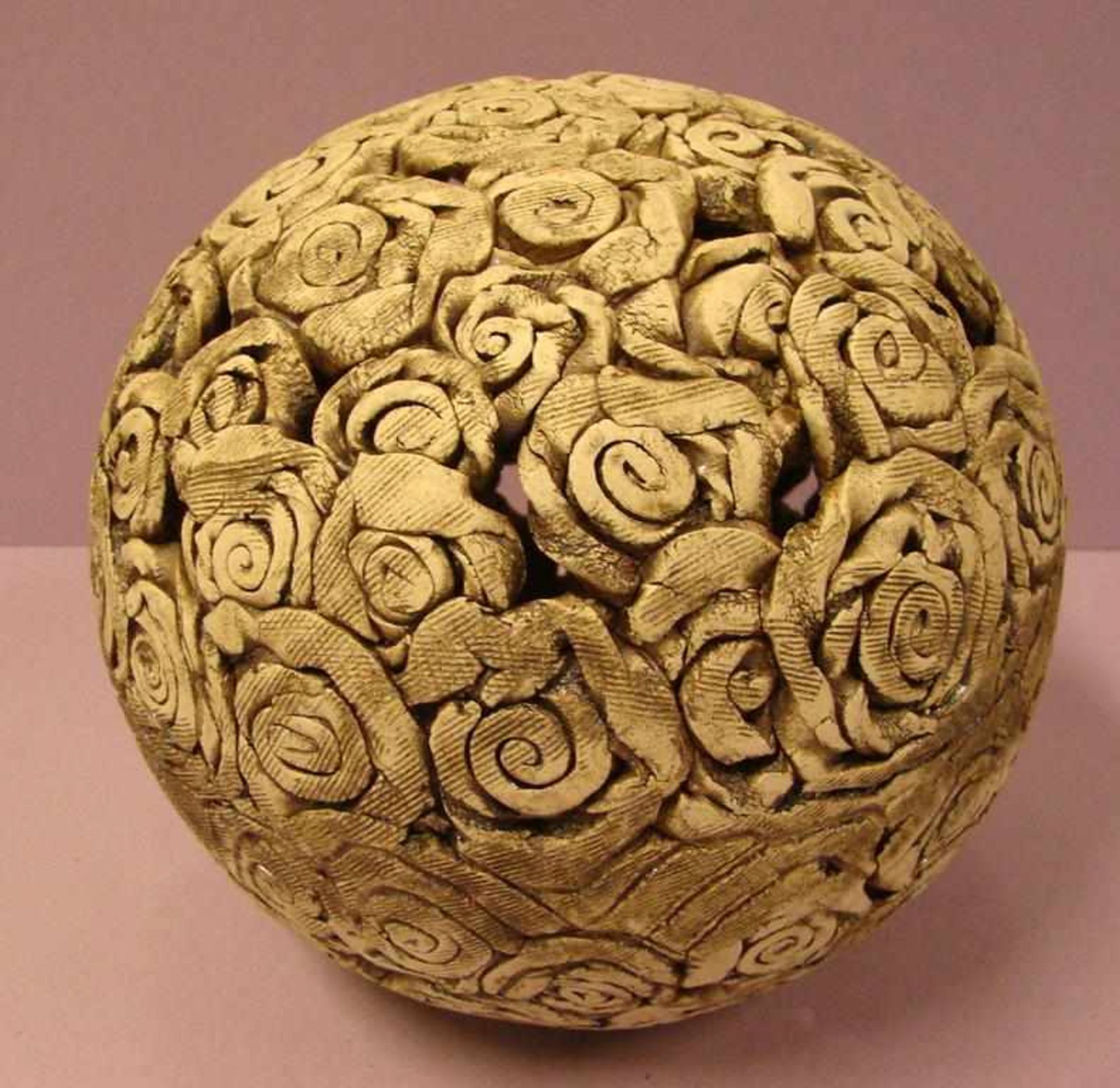 Kugel, Keramik, leicht bestossen, reich verziert, Dm. Ca. 18 cm