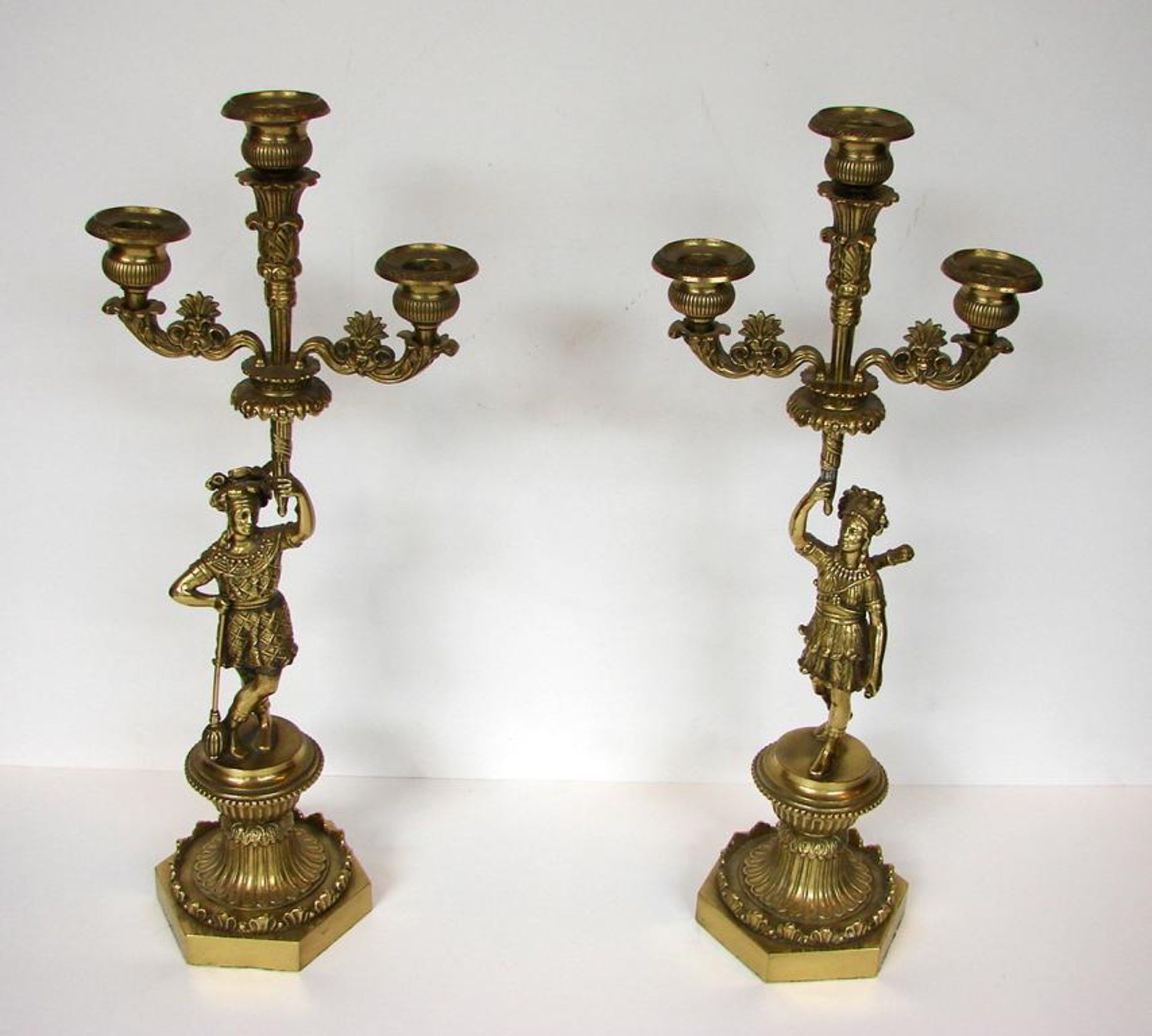 Paar Kerzenleuchter, figürliche Darstellung, 3-flammig, Messing, H. ca. 44 cm