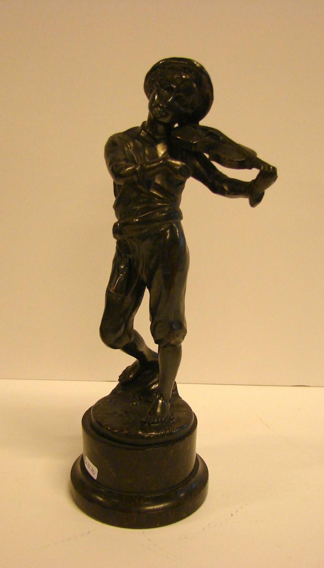 Bronze, "Geigenspielender Junge", auf Marmorsockel, ohne Signatur,H. ca. 26 cm, Geigenstab fehlt