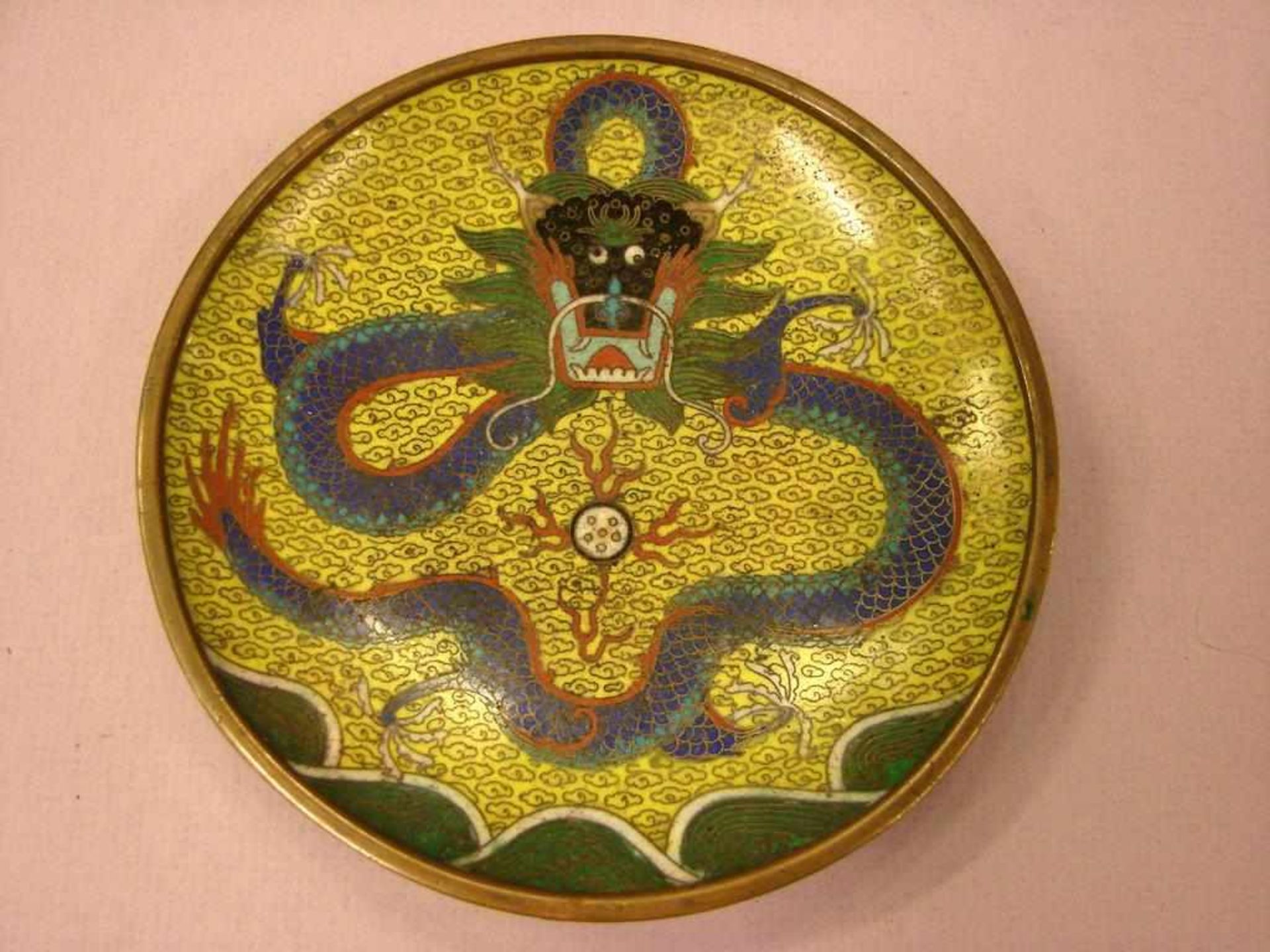 Teller, Cloisonnè, um 1900, mit Drachenmotiv, Dm. ca. 14 cm