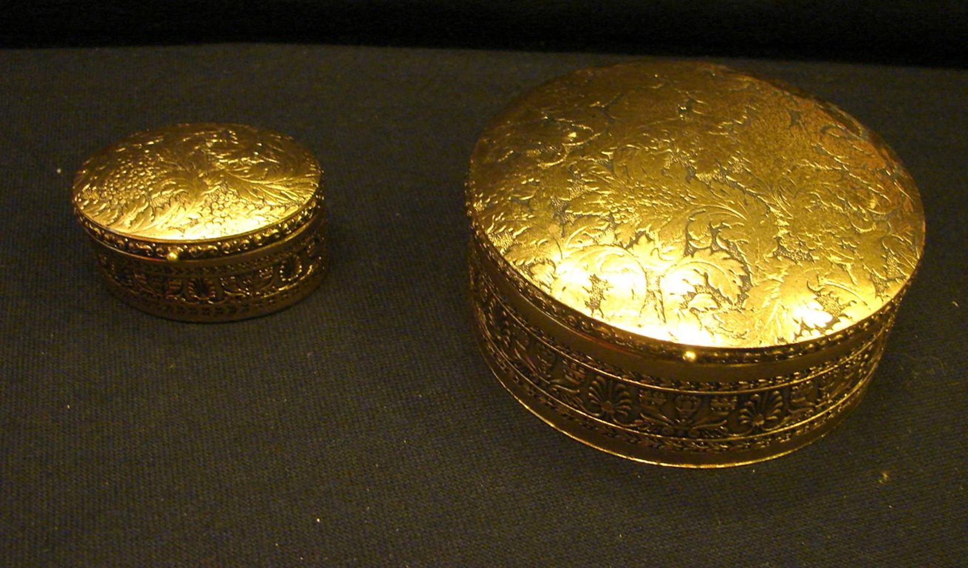 2 Schmuckdosen, oval, rund, H.ca. 3,4, Dm. 10,5 cm(Herstellung aus Bronze in alter Tradition nach