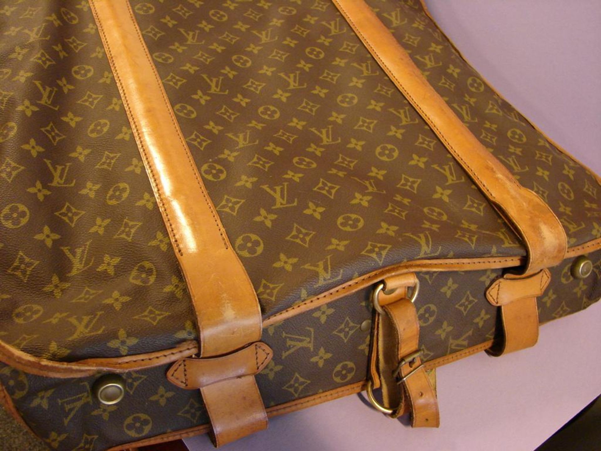 Louis Vuitton, Kleidersack, Klassisch, starke Gebrauchsspuren- - -22.00 % buyer's premium on the - Bild 2 aus 2